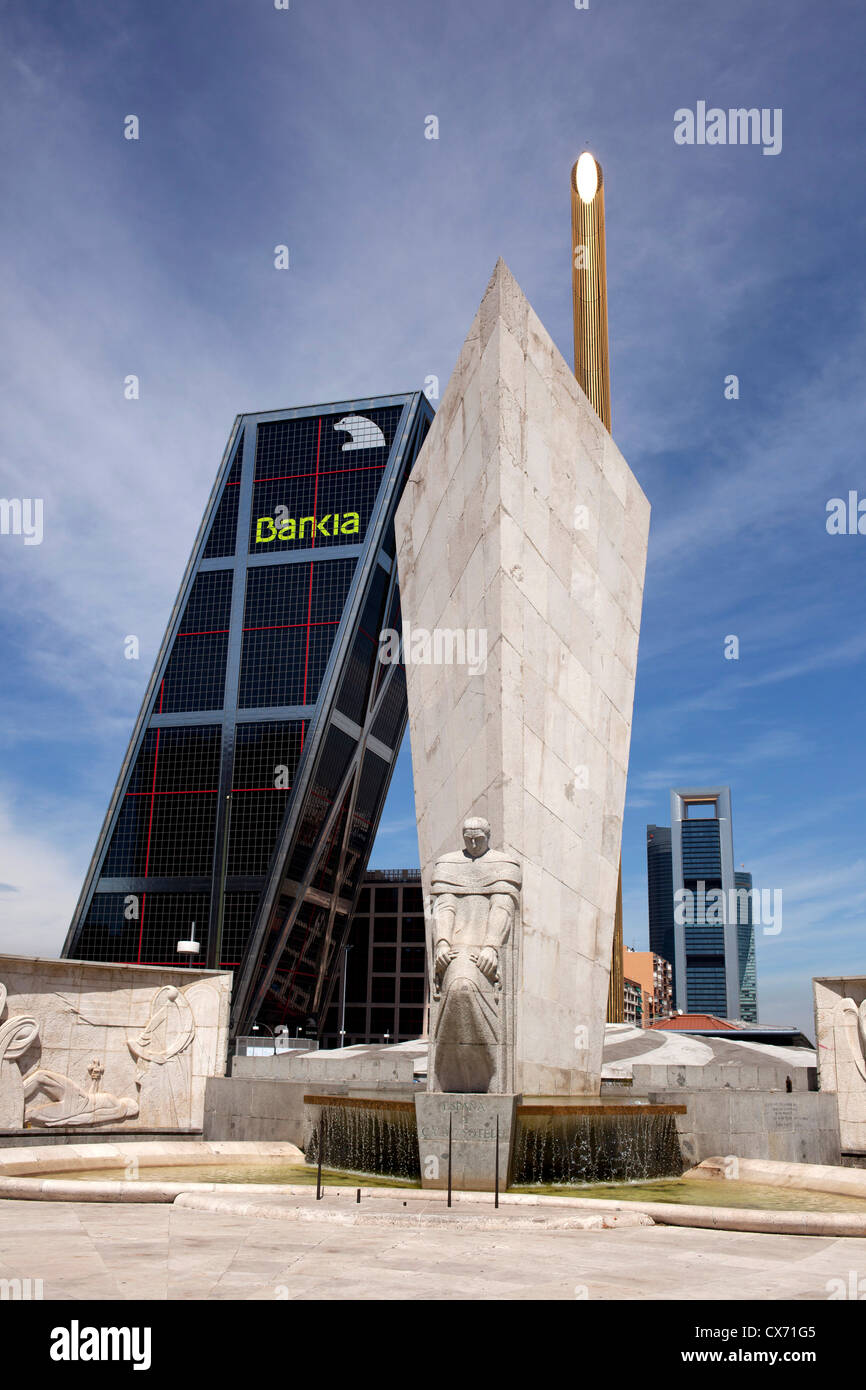 Una delle torri pendente, 15 percento di sconto perpendicolare e meglio conosciuto come, Torres Kio, in Puerta de Europa nella zona di Madrid. Foto Stock
