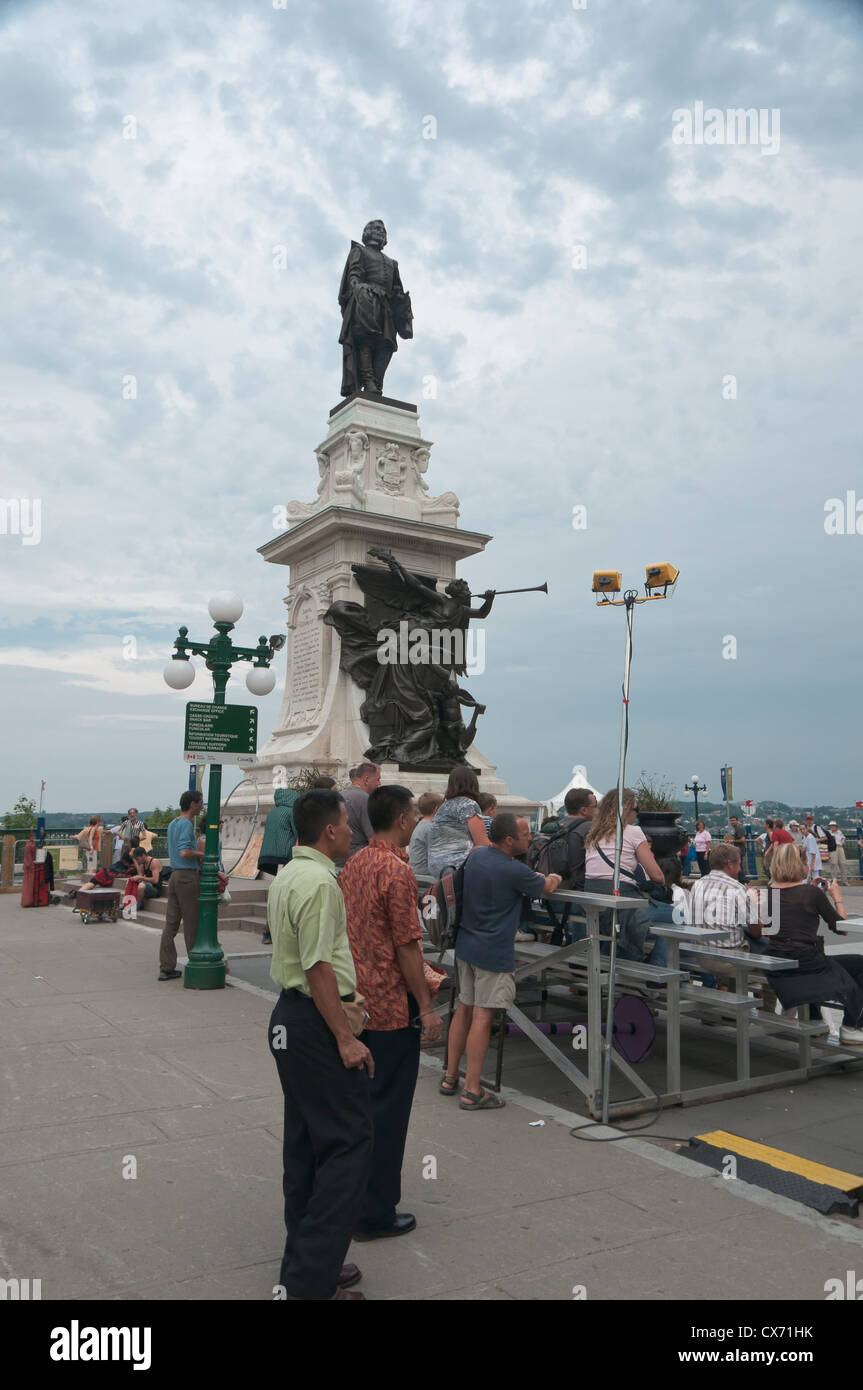 La gente celebra il quattrocentesimo anniversario della città di Québec di fronte a Samuel de Champlain statua, Quebec, Canada Foto Stock