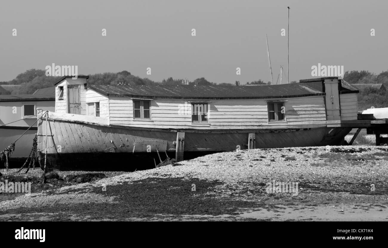 Immagine monocromatica di una casa-barca a Kench, Hayling Island Foto Stock