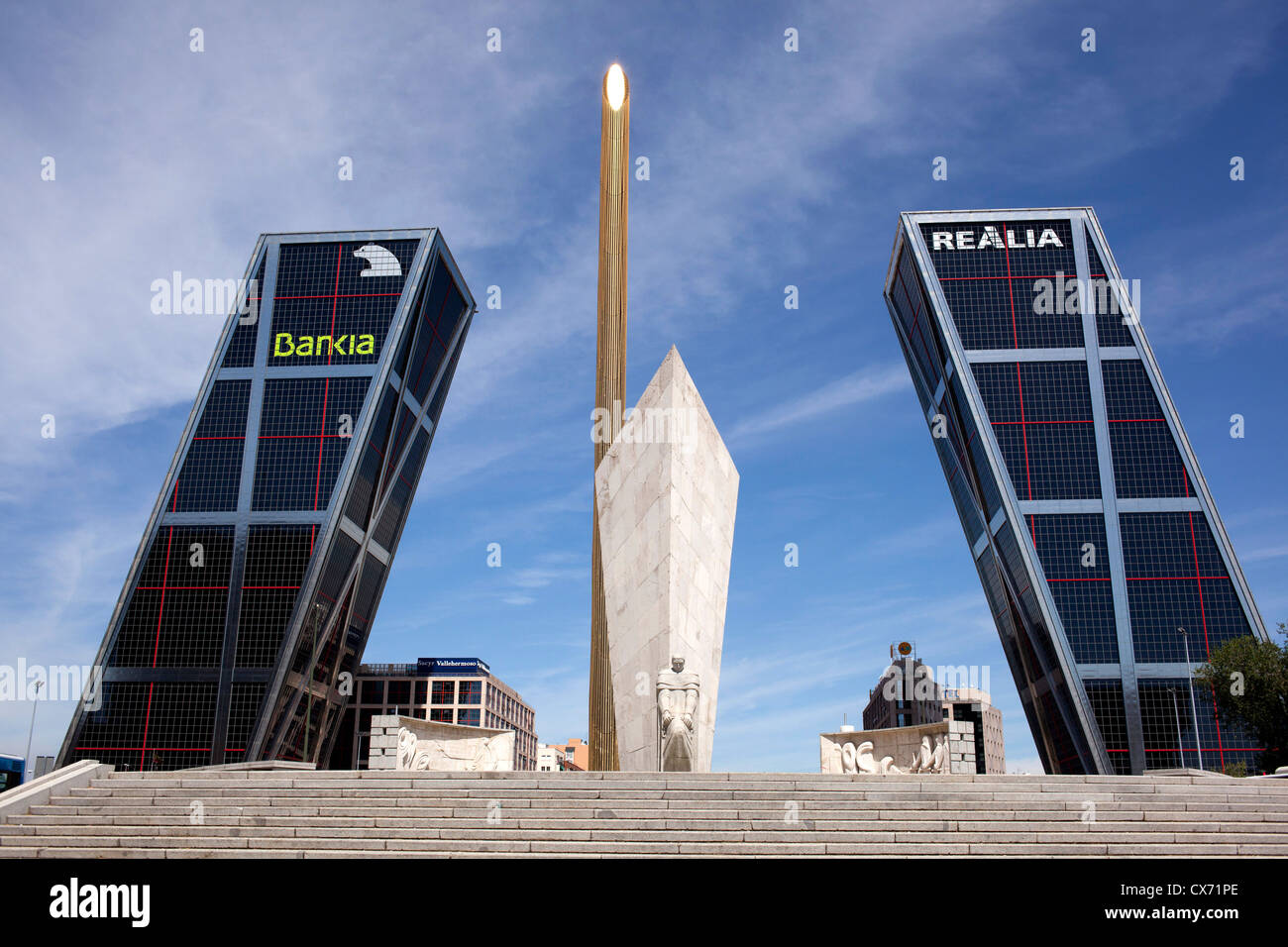 Le due torri pendente, 15 percento di sconto perpendicolare e meglio conosciuto come, Torres Kio, in Puerta de Europa nella zona di Madrid. Foto Stock