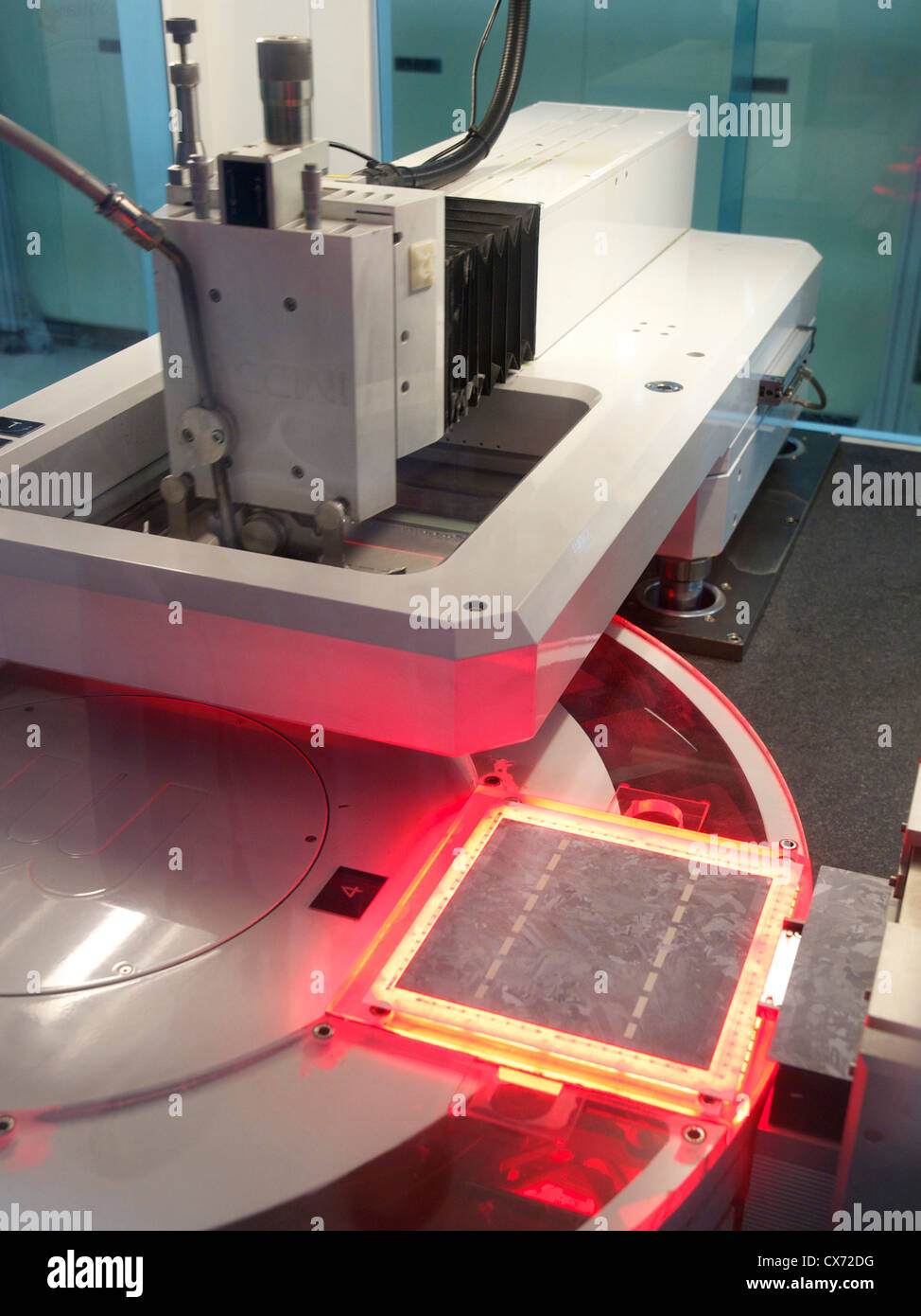 Produzione di celle solari, questa macchina serigrafica è utilizzato per stampare il bus-bar su fette di silicio utilizzando una speciale pasta di argento Foto Stock