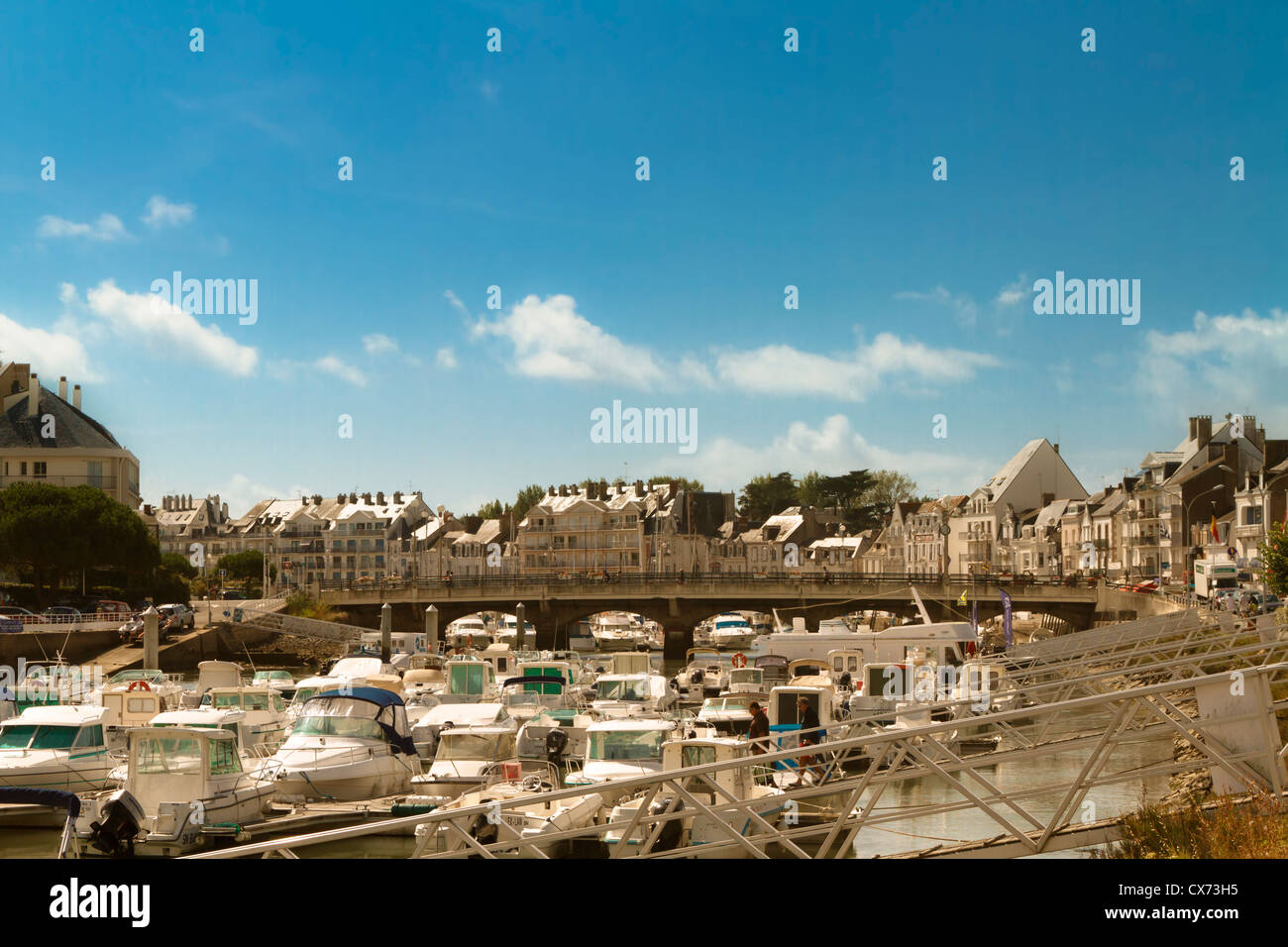 Occupato marina in Le Pouliguen, Pays de la Loire, Loire Atlantique, in Francia, in Europa. Foto Stock