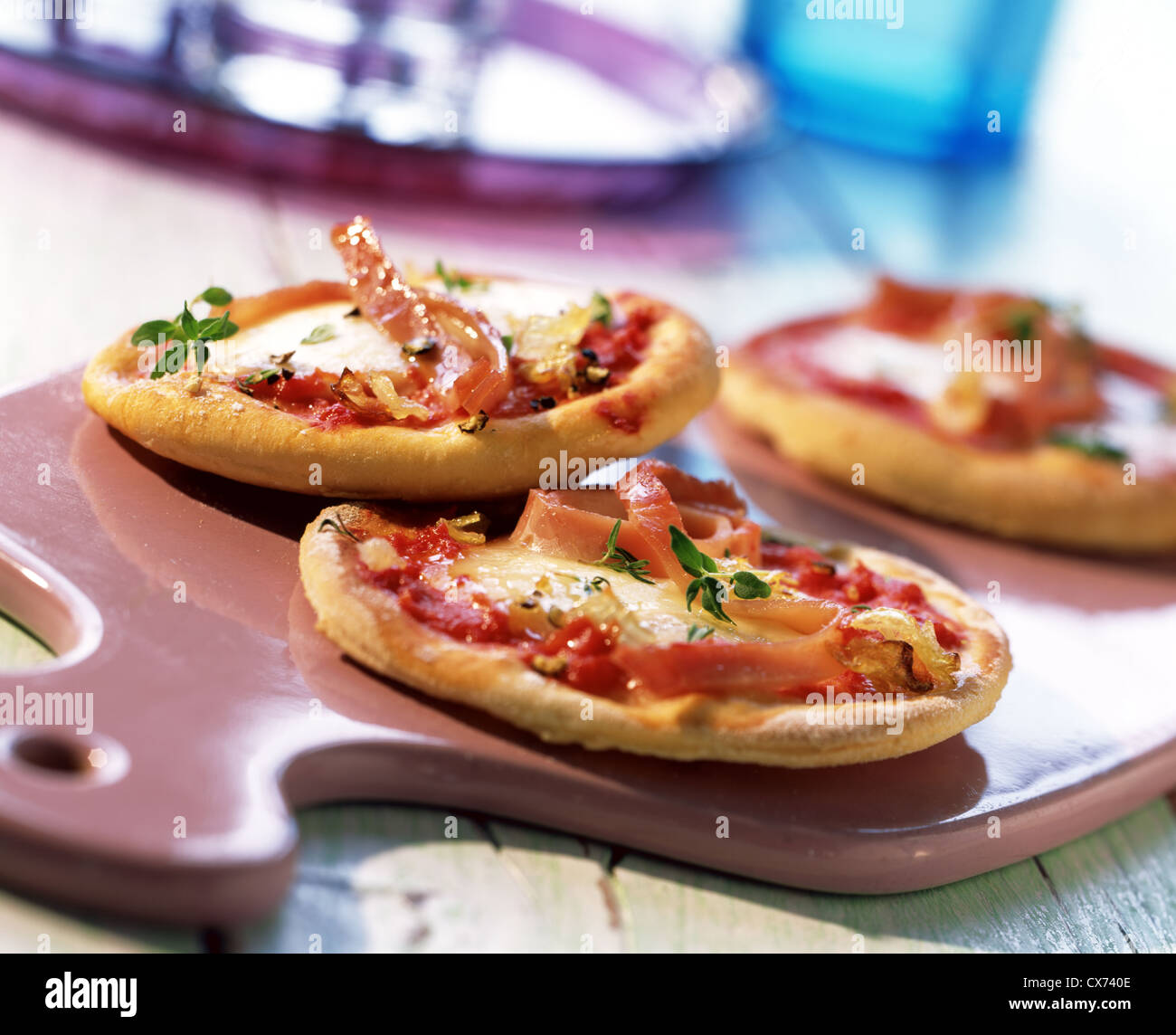 Mini Pizza col prosciutto Foto Stock