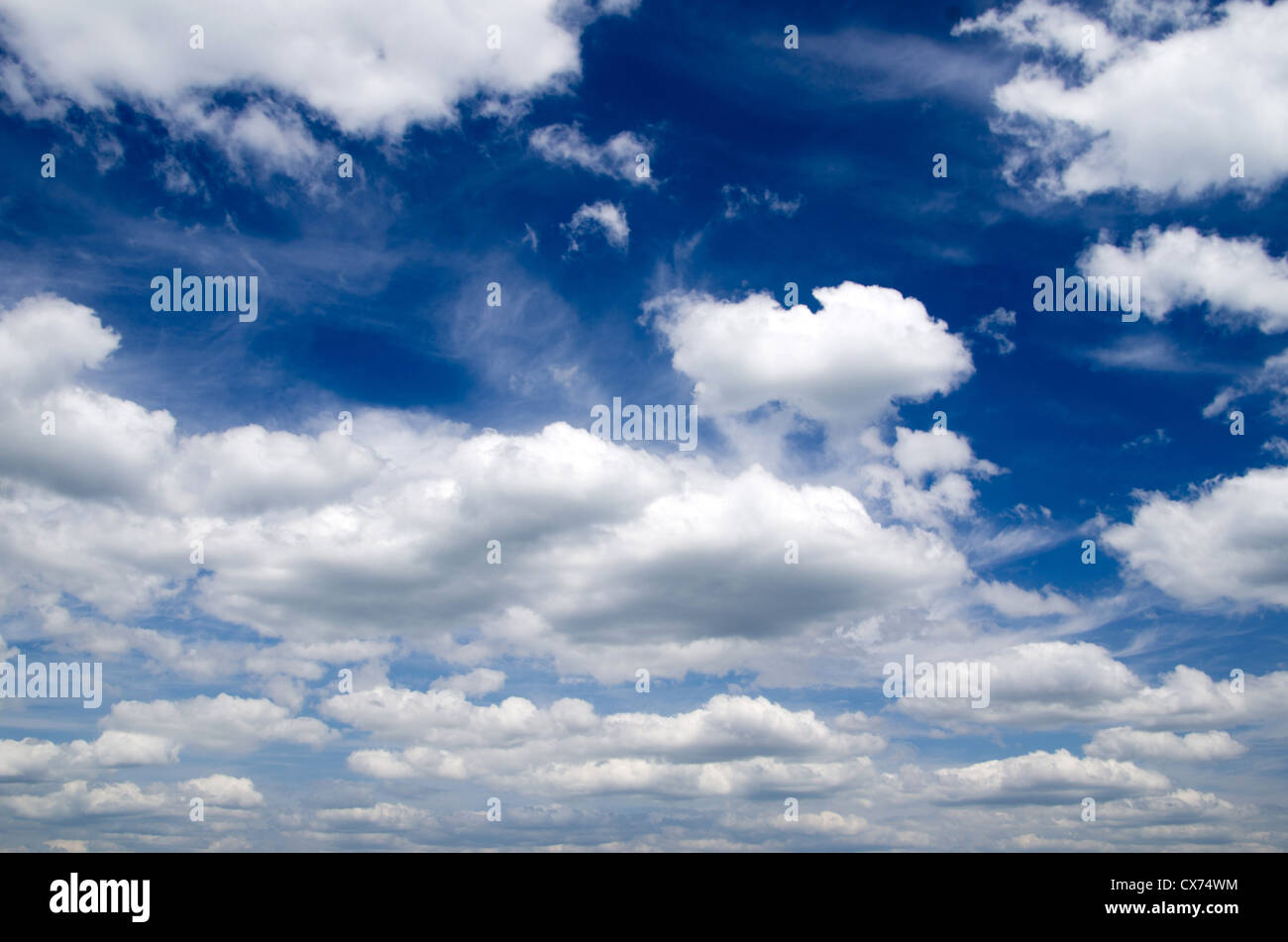 Il bianco delle nuvole in cielo blu Foto Stock