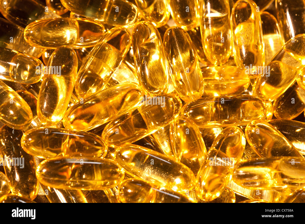Omega 3 olio di pesce capsule integratori per la salute. backlit Capsule soft gel Foto Stock