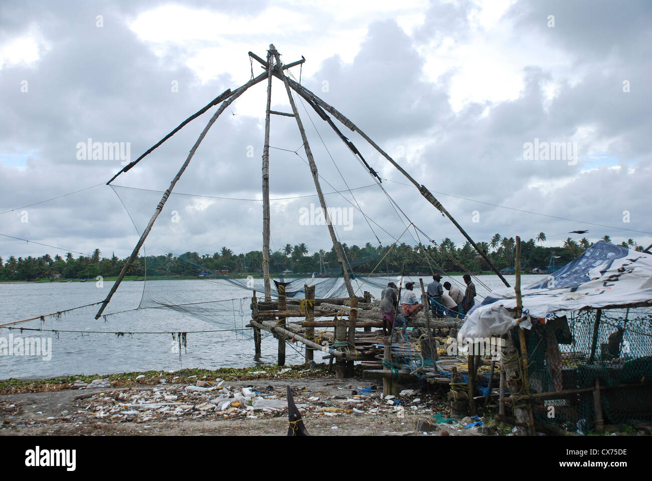 Cinese di reti da pesca nel porto di Cochin Foto Stock