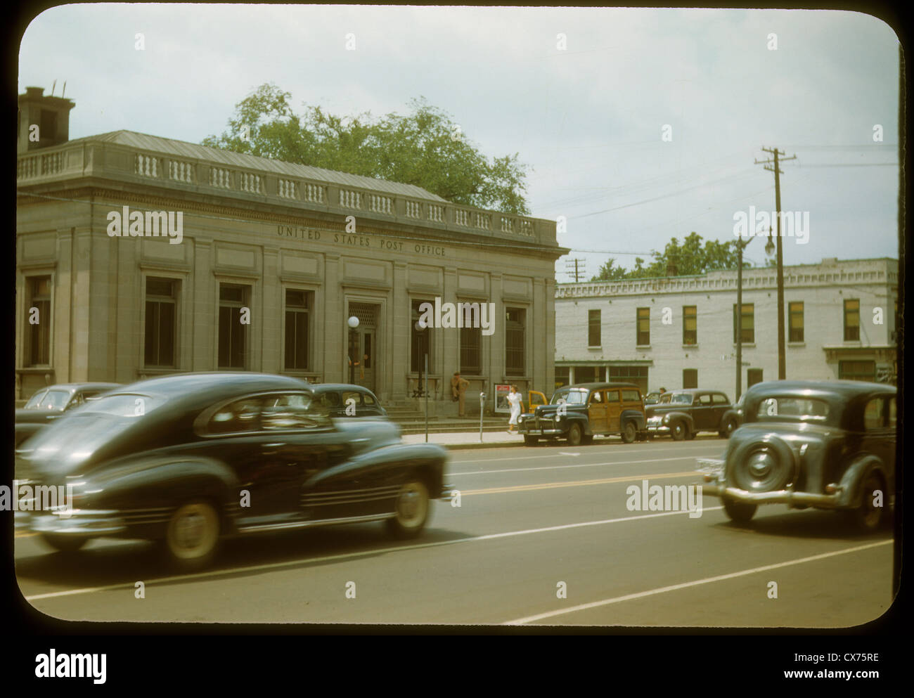 Scena di strada ypsilanti Michigan negli anni quaranta vetture United States Post office building passando il colore kodachrome woody dodge Foto Stock