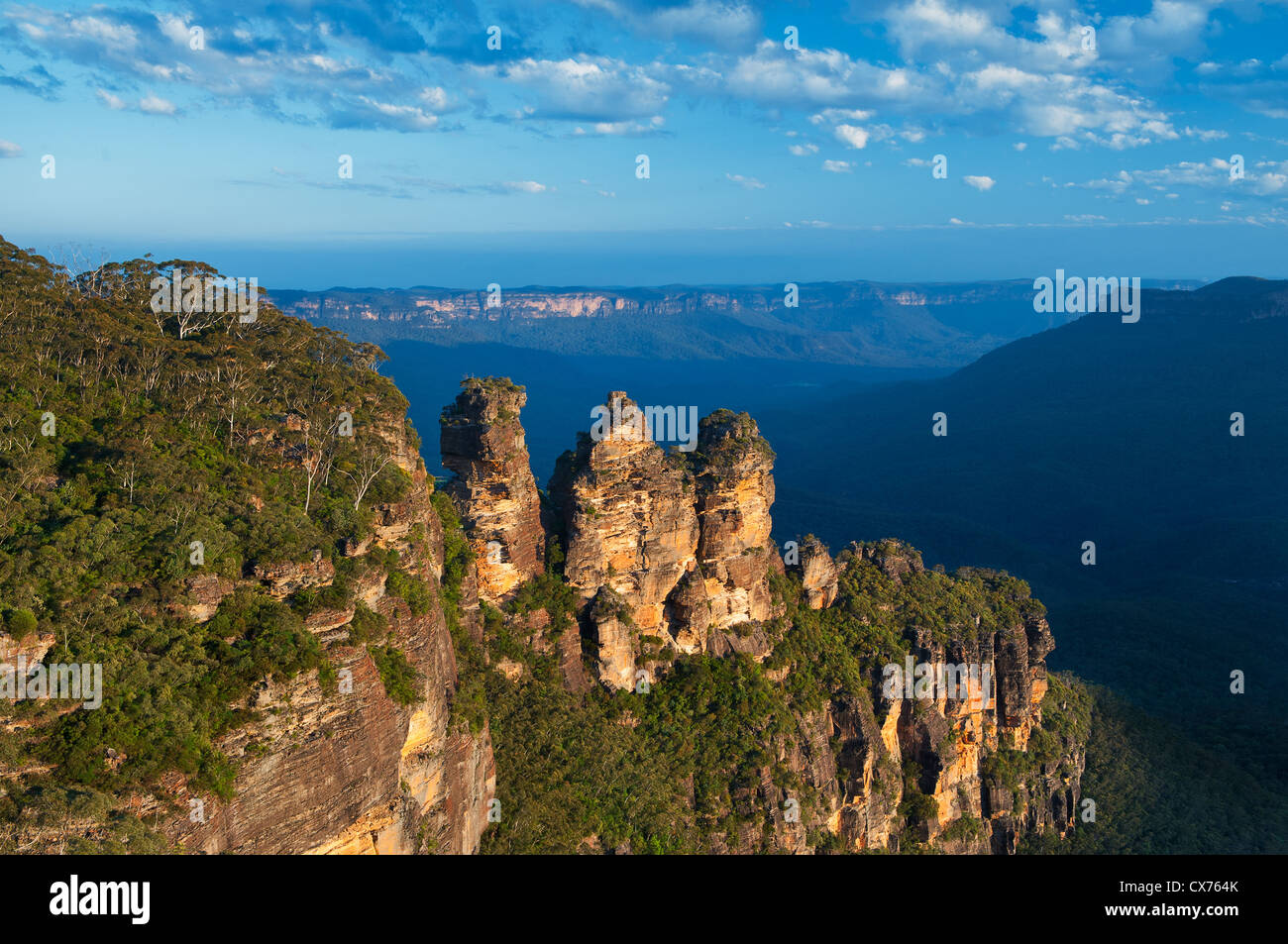 La formazione di roccia delle Tre Sorelle torreggianti sulla Jamison Valley. Foto Stock