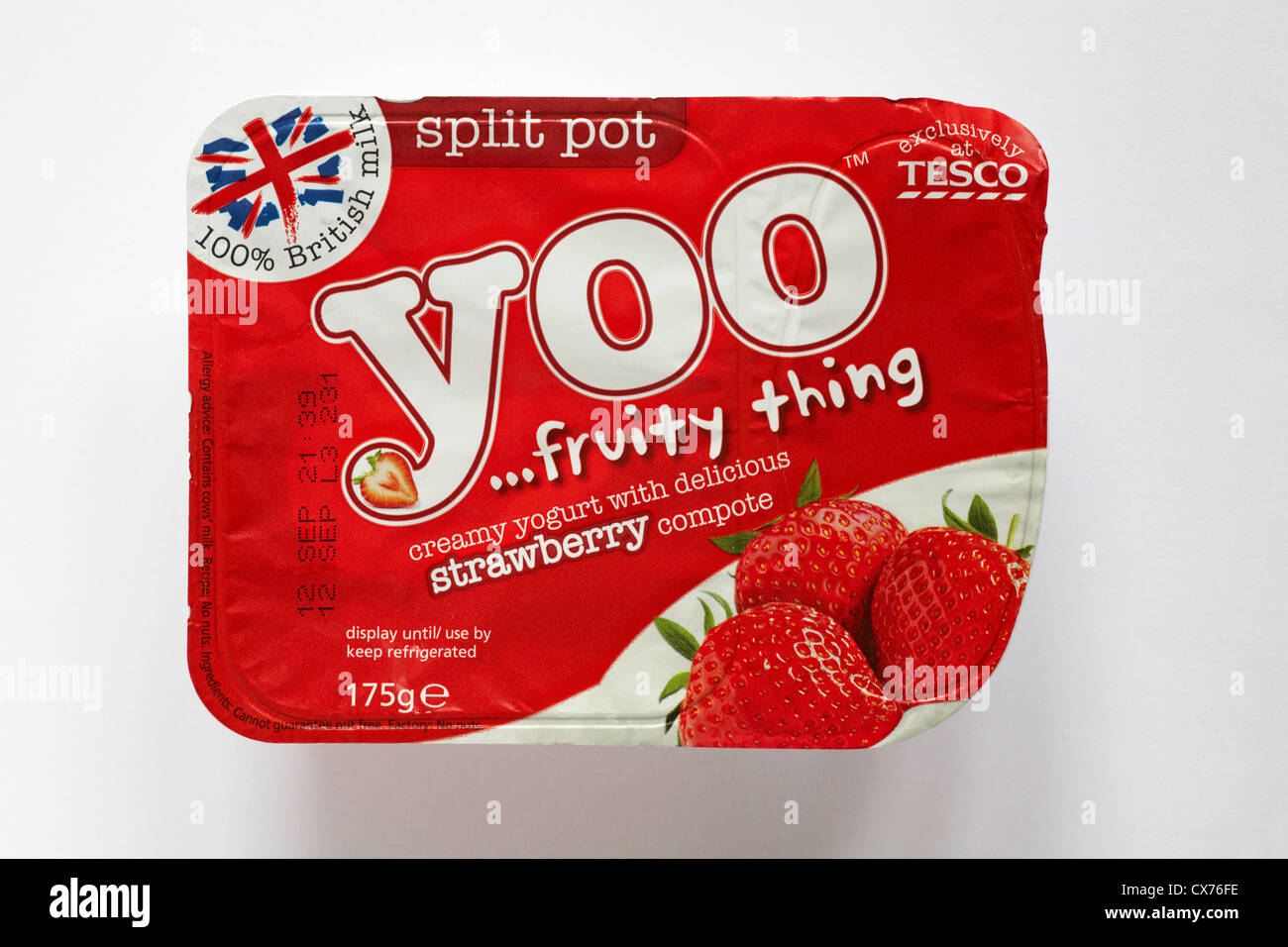 Split pot di Yoo fruttato cosa yogurt cremoso con fragola deliziosa composta esclusivamente a Tesco isolati su sfondo bianco Foto Stock