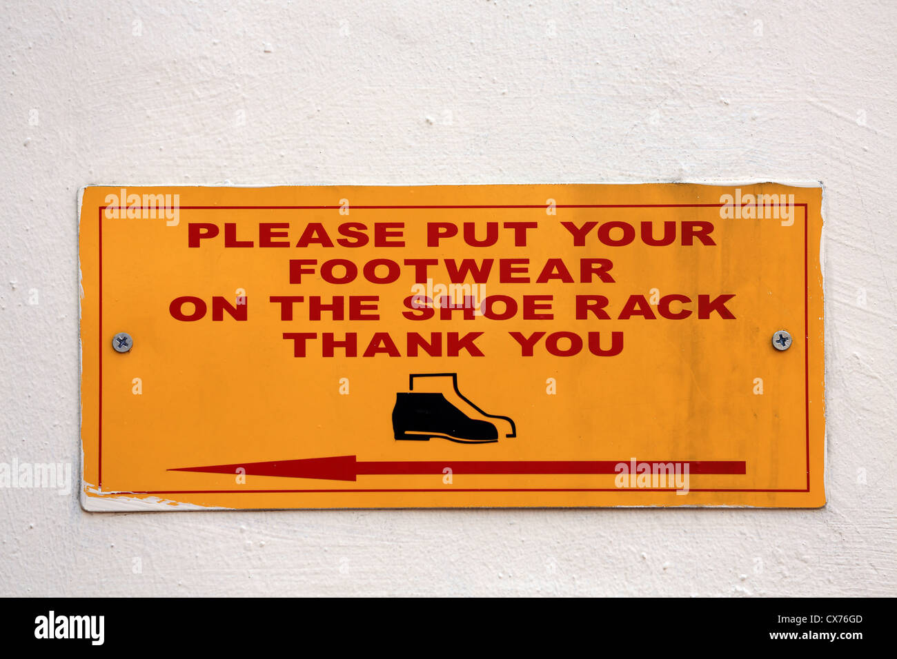 Si prega di mettere calzature sulla scarpa rack segno Foto Stock