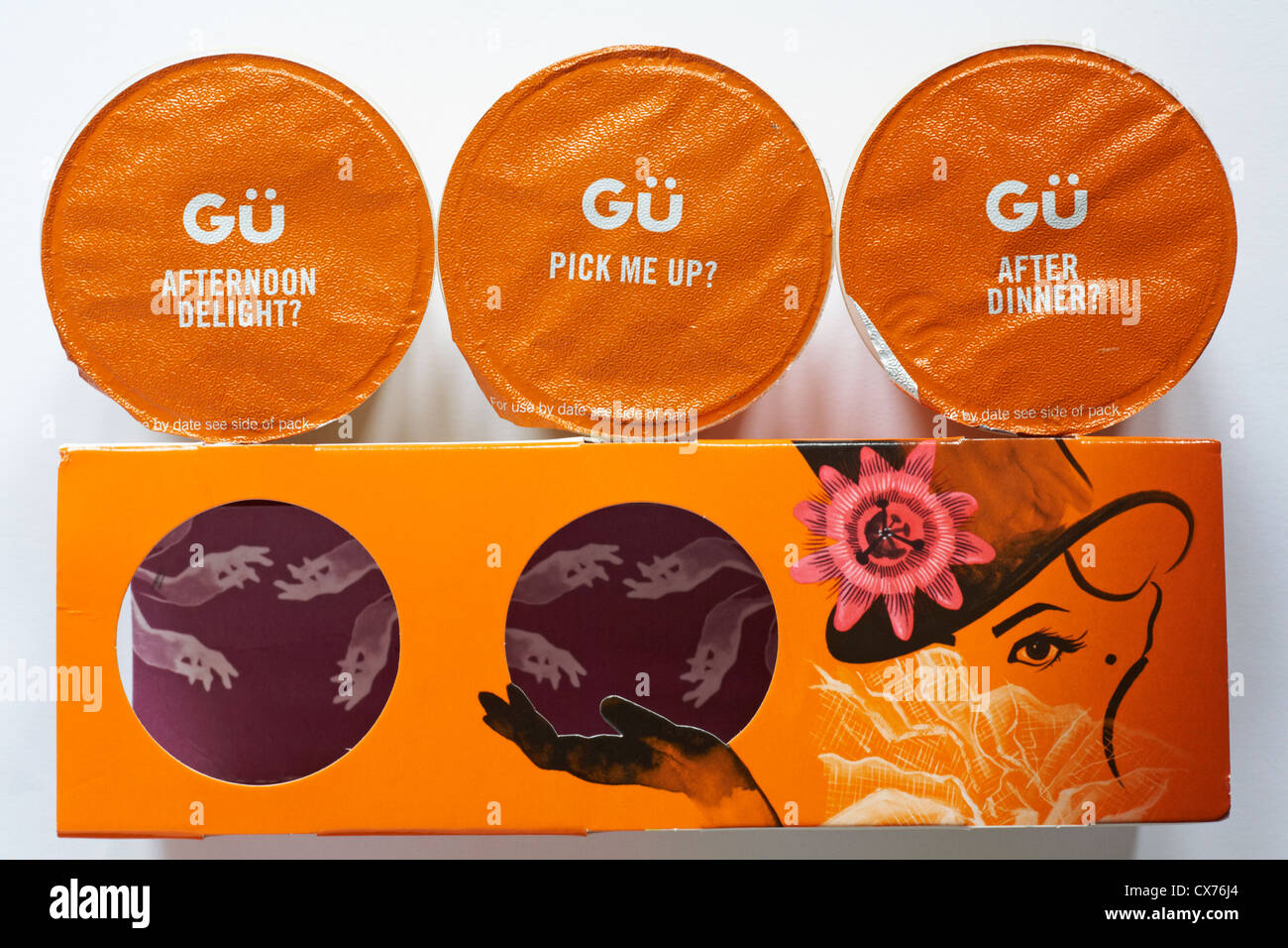 Budini Gü GU 3 mini cheesecake al mango e al frutto della passione - delizia pomeridiana venitemi a prendere dopo cena su sfondo bianco Foto Stock