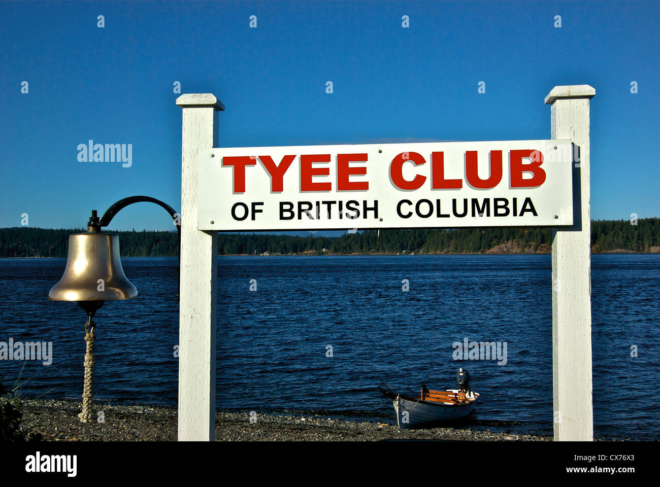 Campana al Club Tyee per la suoneria fuori il Salmone Chinook pesi del peso di 30 libbre+ tradizionalmente canotto catturati canotto in piscina Tyee Foto Stock