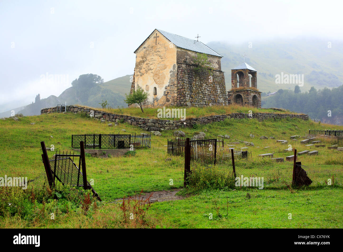 Chiesa rurale, paesaggio di montagna, Mtiuleti, Georgia Foto Stock