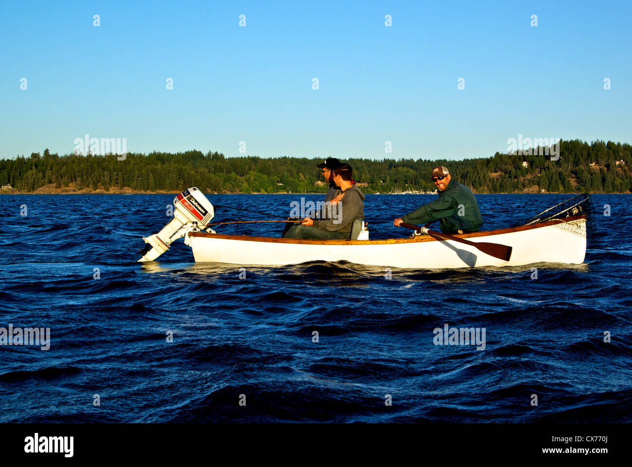 Due pescatori che cerca di catturare un grande Salmone Chinook in piscina Tyee alla foce del fiume Campbell con guida tradizionale di canottaggio canotto Foto Stock
