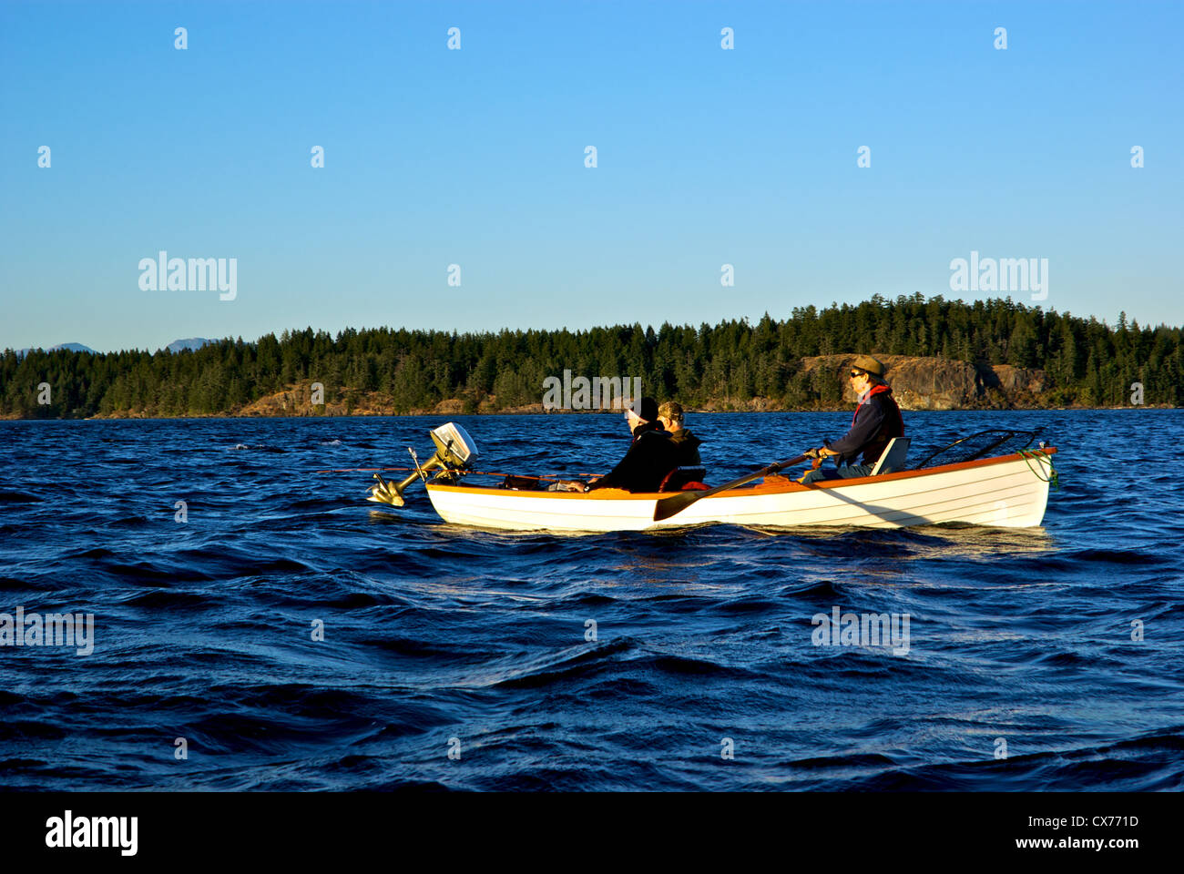 Due pescatori che cerca di catturare un grande Salmone Chinook in piscina Tyee alla foce del fiume Campbell con guida tradizionale di canottaggio canotto Foto Stock