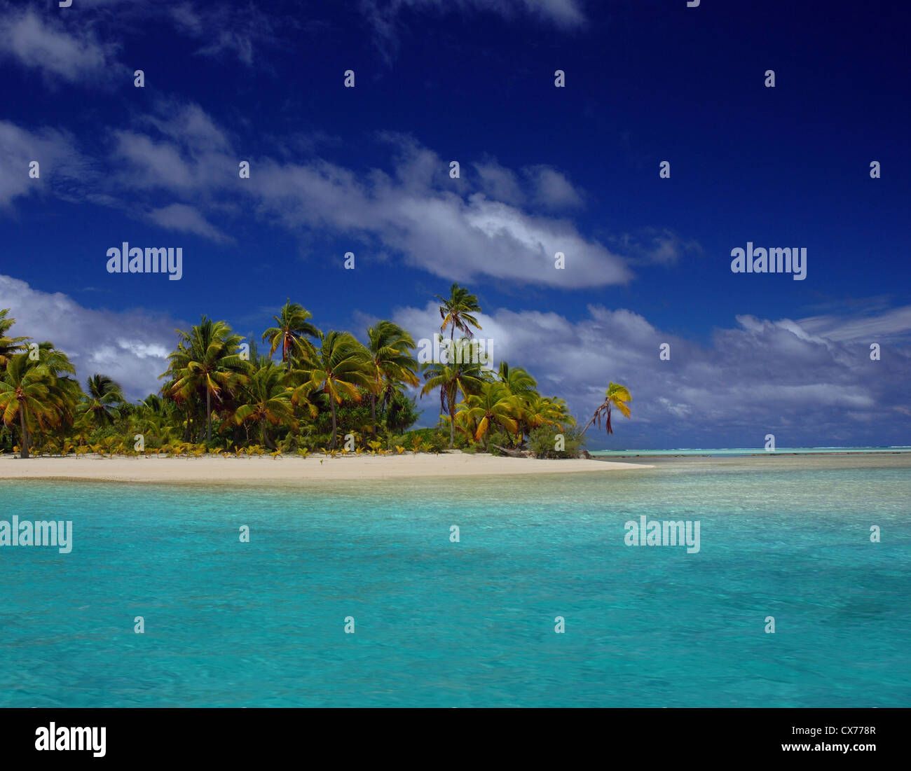 Palme da cocco alberi e spiaggia di sabbia bianca e blu cielo, Tapuaetai isola (un piede island), atollo di Aitutaki, Isole Cook, Pacific Foto Stock