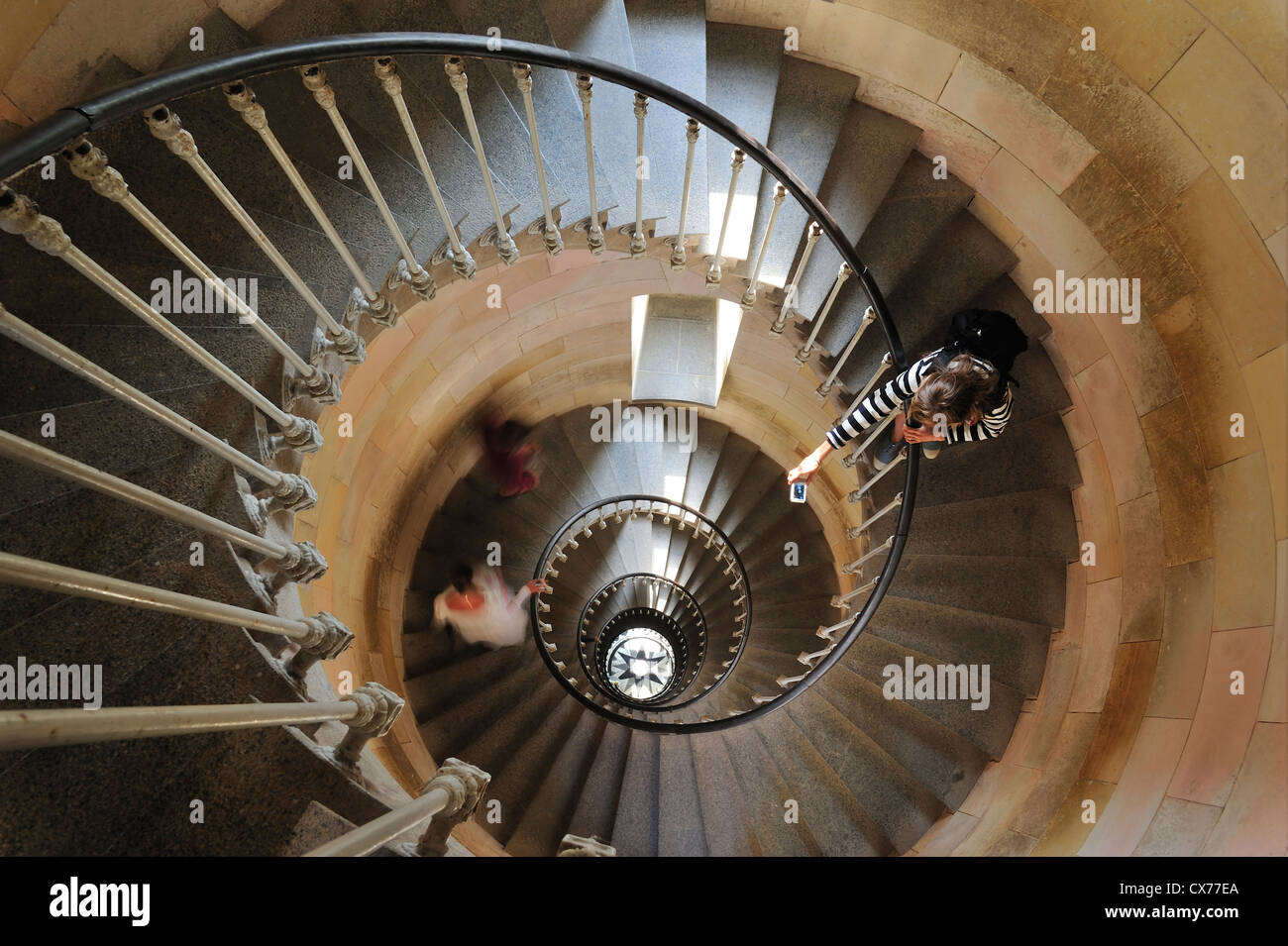 Turistica prendendo foto di scala a spirale all'interno del faro Phare des Baleines, isola Ile de Ré, Charente-Maritime, Francia Foto Stock