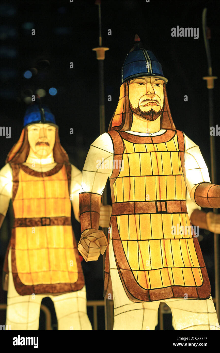 Illumina le sculture degli antichi guerrieri coreani nel display nella Chinatown, Singapore Foto Stock