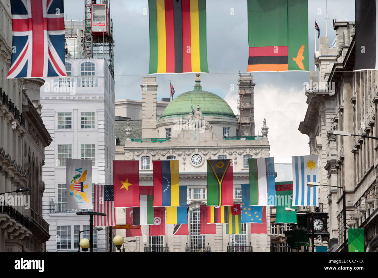 Bandiere internazionali sul display in Regent Street, Londra durante le Olimpiadi del 2012 Foto Stock