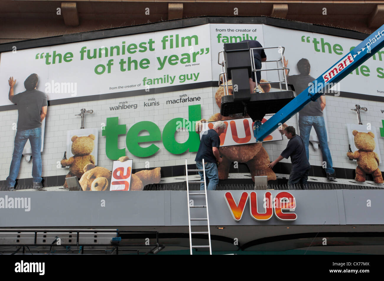 Cinema poster per il film "Ted' essendo eretta al Vue Cinema in Leicester Square Foto Stock