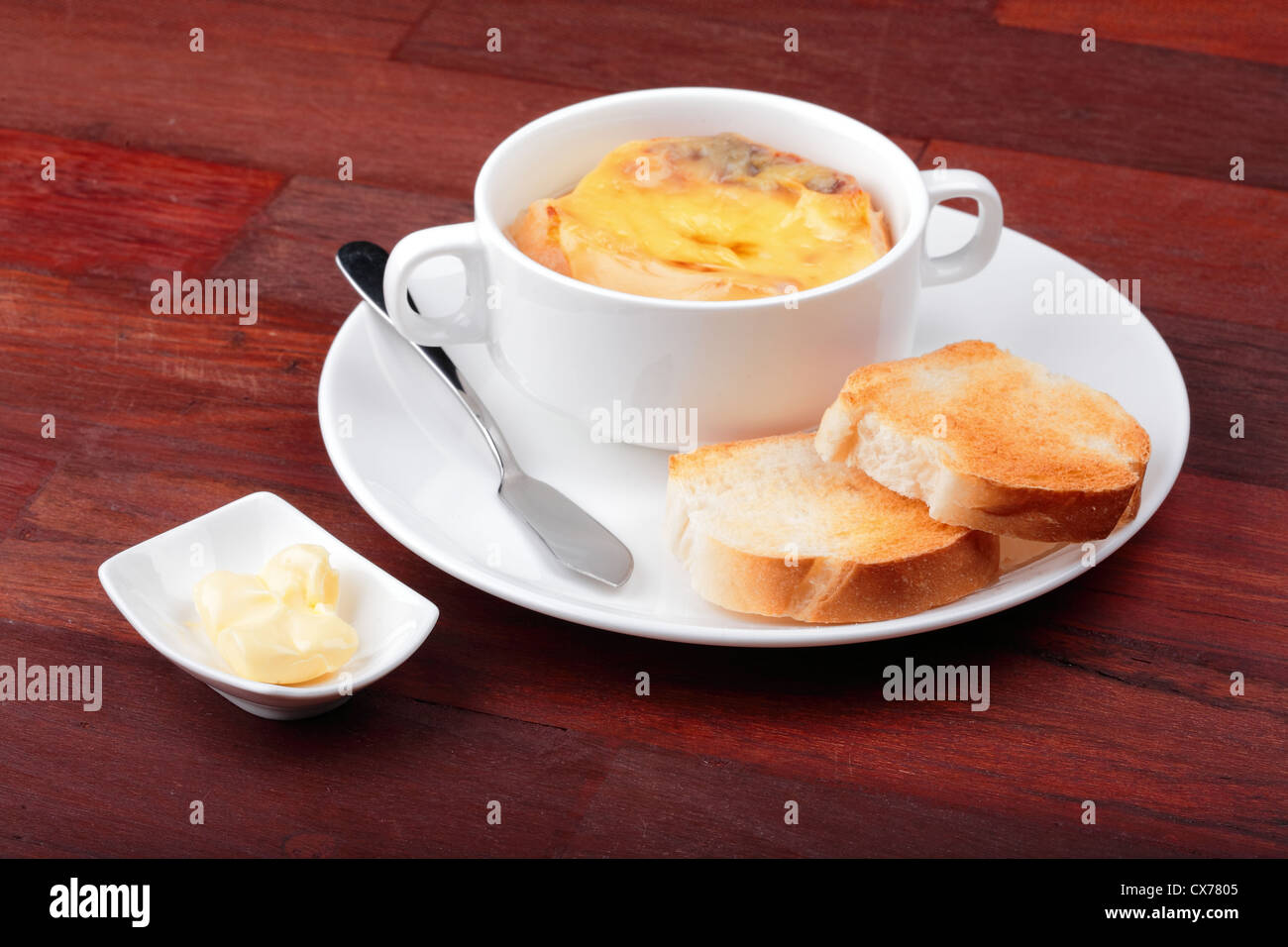 La zuppa di cipolla e pane in set colazione che sulla parte superiore della tavola. Foto Stock