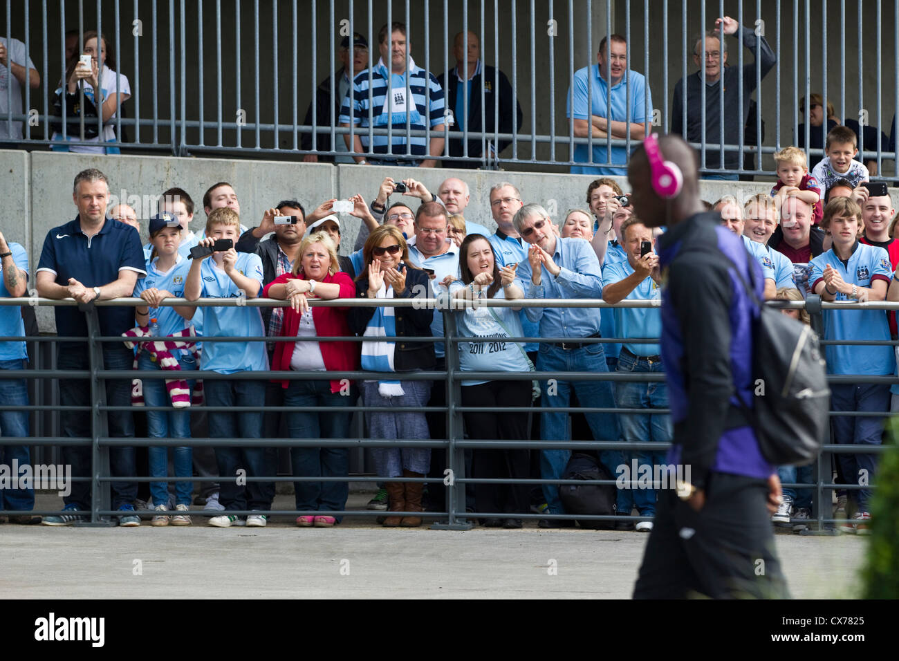 Mario Balotelli calciatore arrivando al Etihad Stadium e Manchester City Football Club, Manchester, Inghilterra, Regno Unito Foto Stock