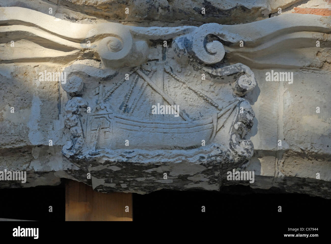 Bruxelles, Belgio. Keystone mostra barca a 62 Quai aux Briques / Kareelkaai ("mattone banchina) 17thC Foto Stock