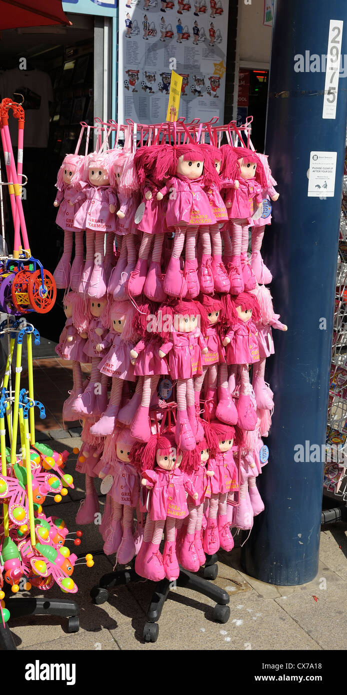 Rosa bambole in vendita al di fuori di una vacanza souvenir shop Great Yarmouth norfolk England Regno Unito Foto Stock