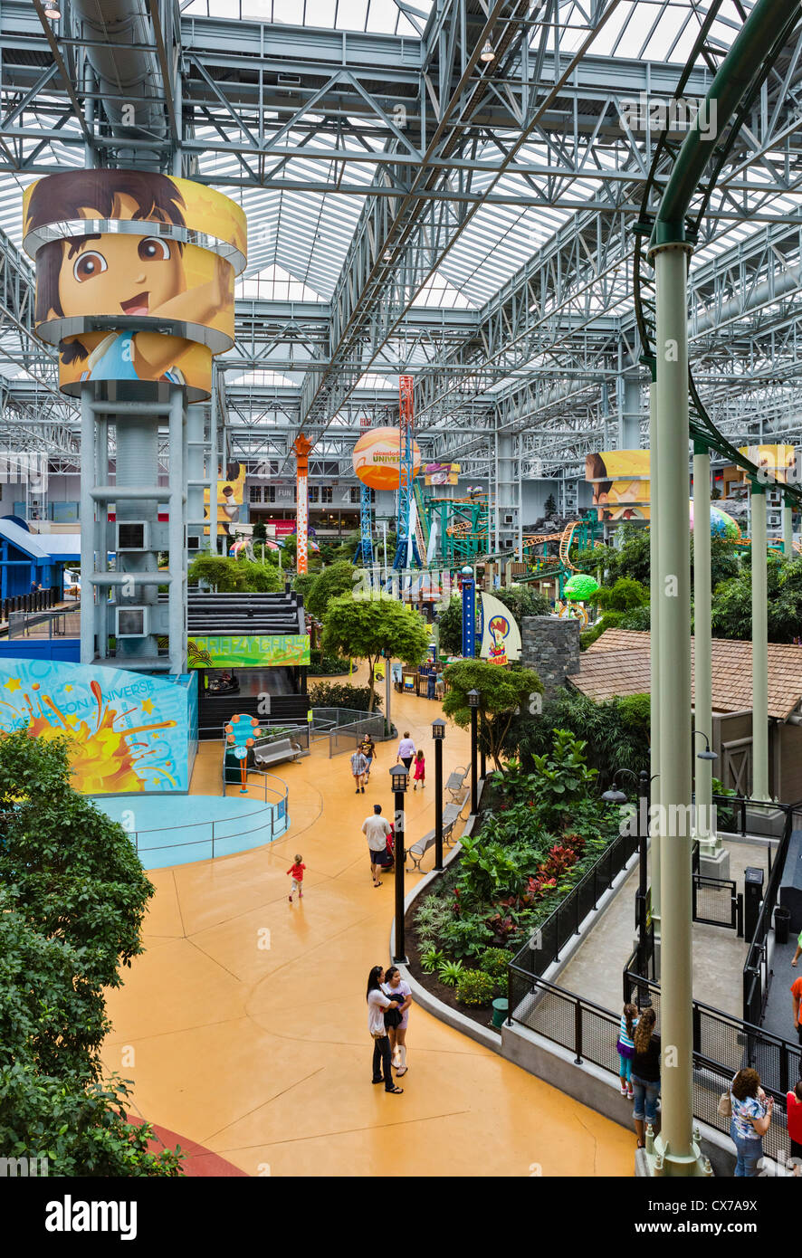 Vista su Nickelodeon Universe parco dei divertimenti interno nel centro commerciale Mall of America, Bloomington, Minneapolis, Minnesota, Stati Uniti d'America Foto Stock