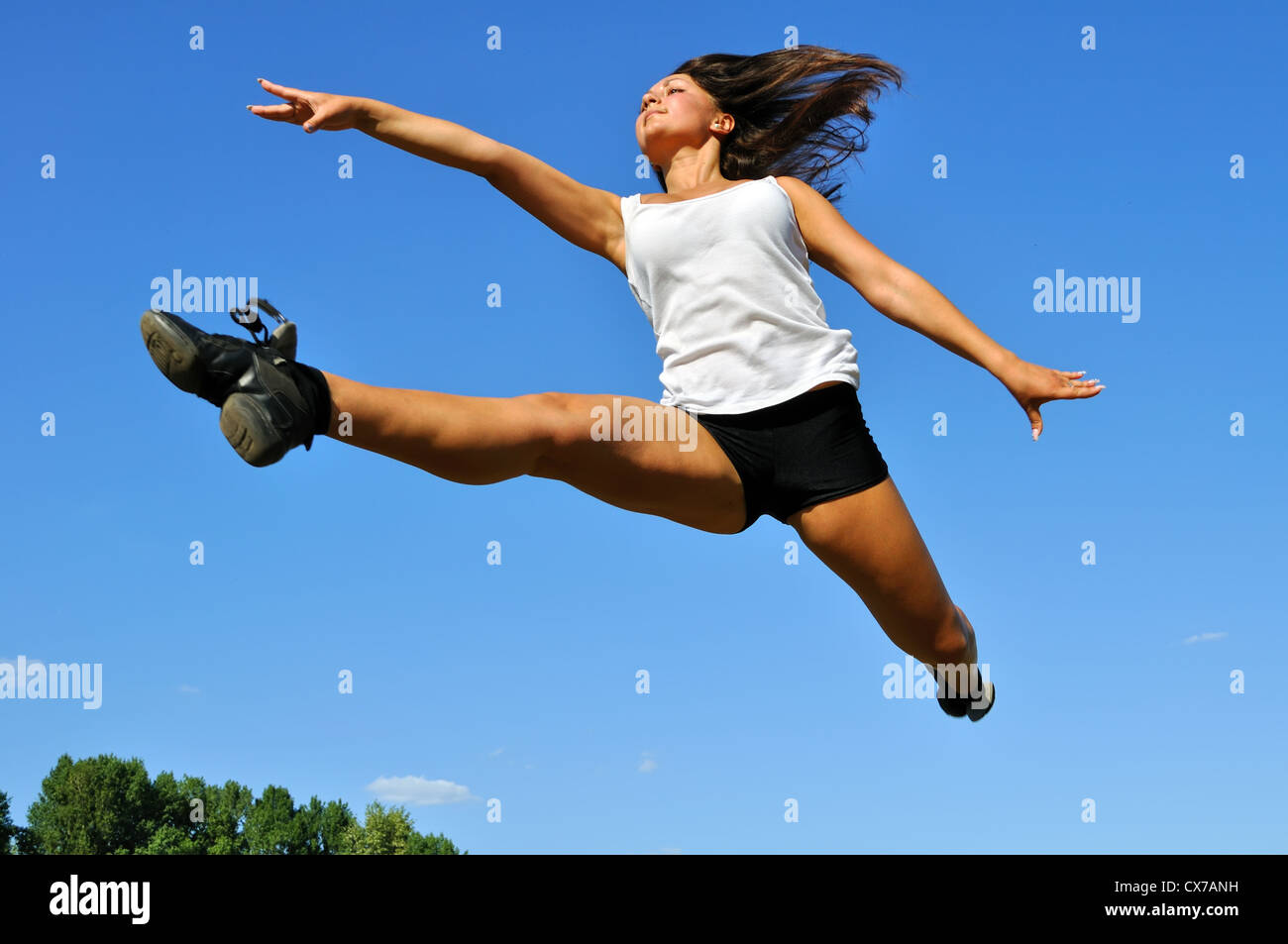 Atletica Giovane donna in un salto in lungo Foto Stock