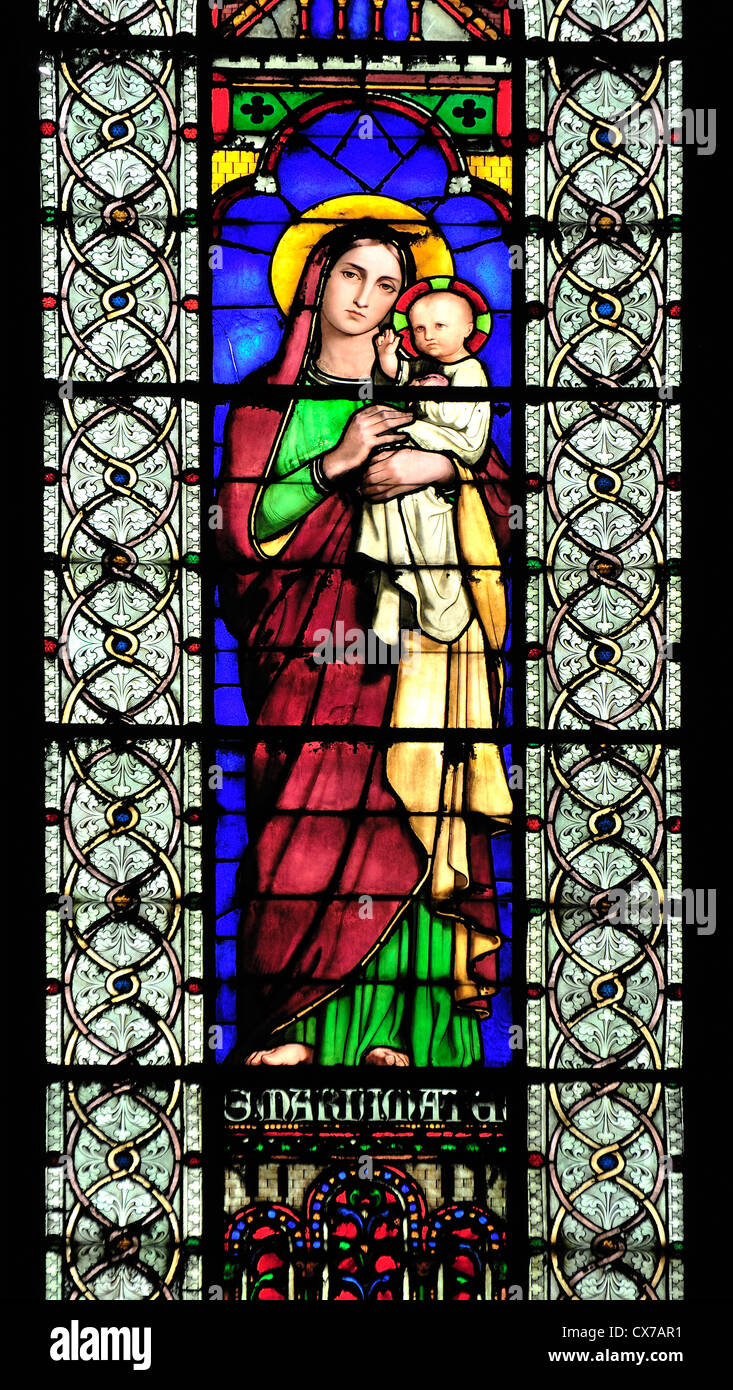 Parigi, Francia. Chiesa di Saint Germain-des-Pres. Interno. Finestra di vetro colorato - La Vergine Maria con Gesù Foto Stock