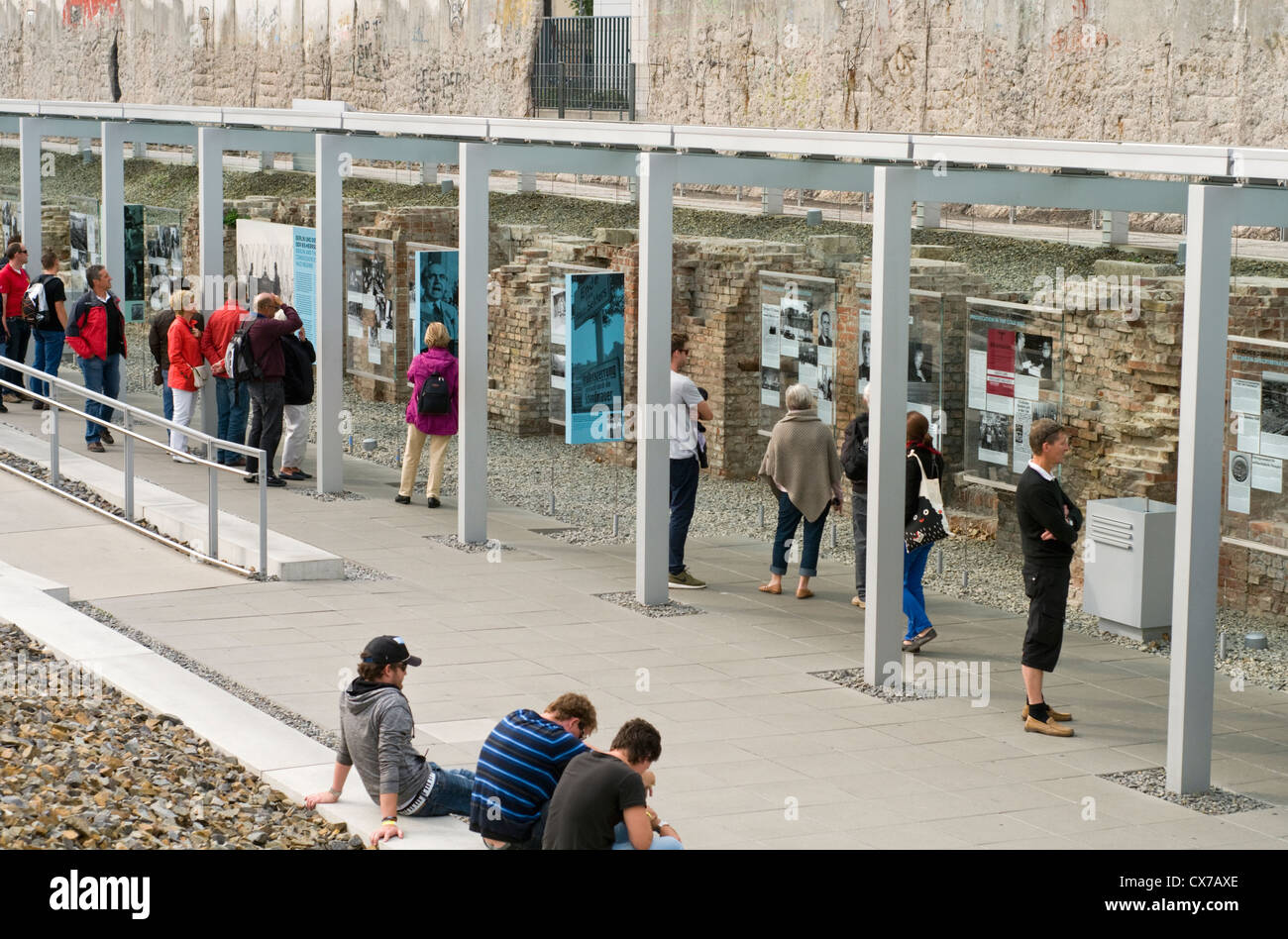 Turisti alla topografia del terrore museo all'aperto a Berlino, Germania, che comprende una sezione di conservato del muro di Berlino Foto Stock