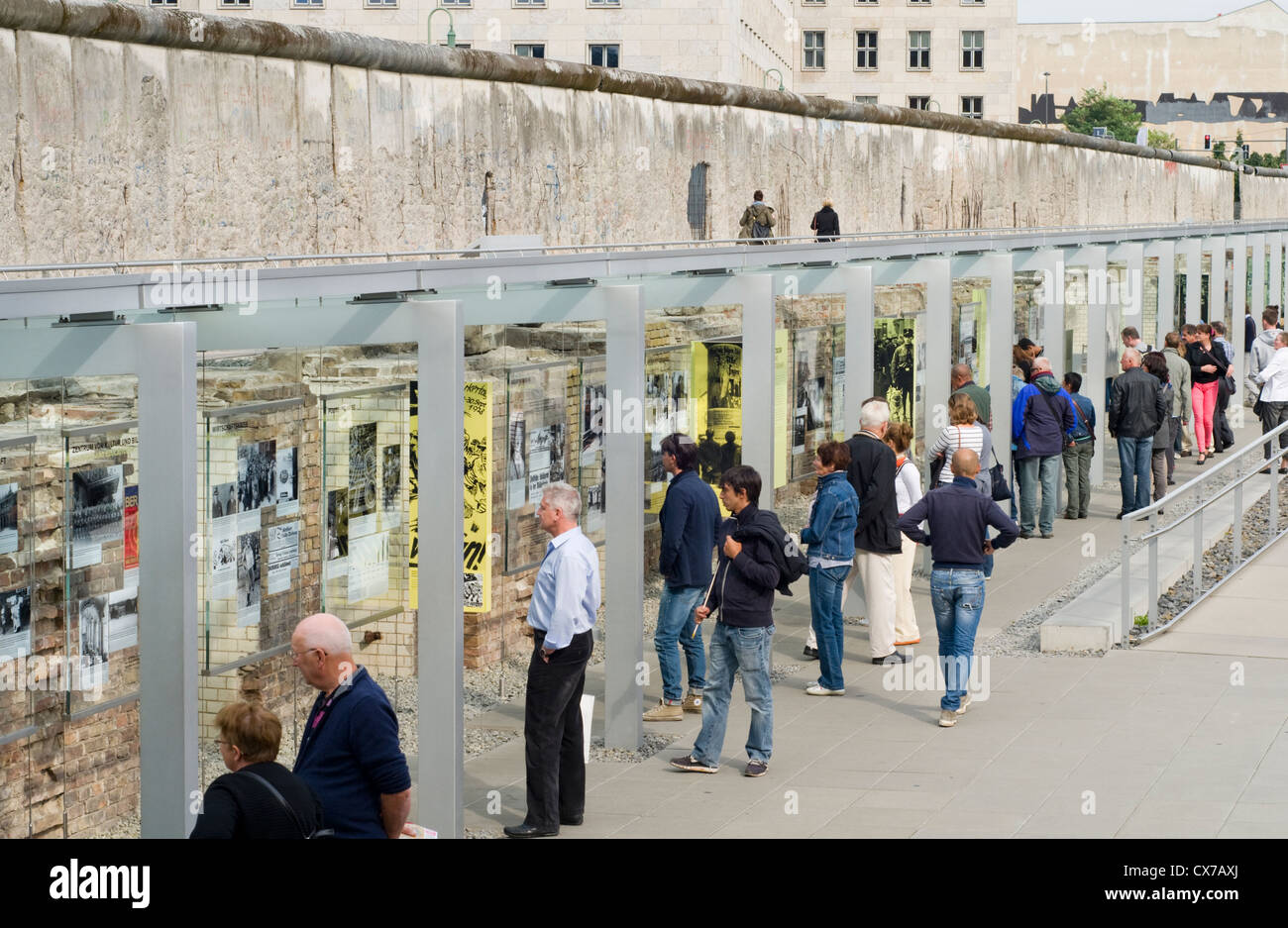 Turisti alla topografia del terrore museo all'aperto a Berlino, Germania, che comprende una sezione di conservato del muro di Berlino Foto Stock
