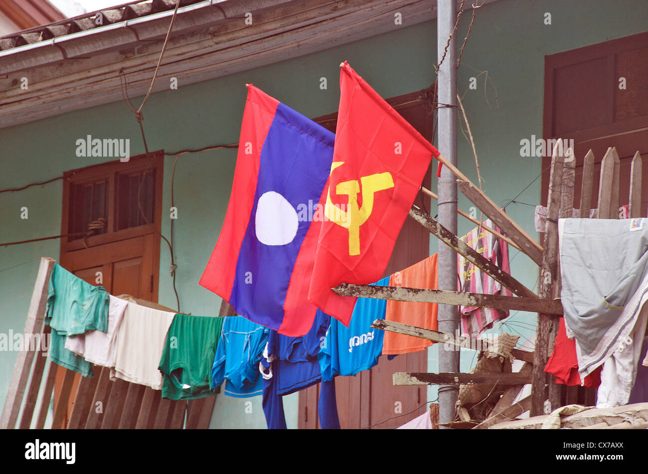 Laos bandiera e bandiera comunista davanti alla porta di casa Luang Prabang Laos Asia Foto Stock