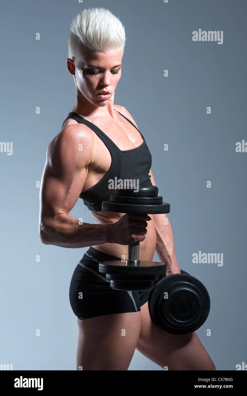 Una femmina modello di fitness con un molto fit Foto Stock