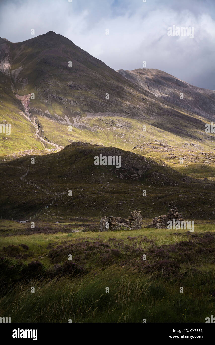 Abbandonata, croft abbandonati ai piedi del Beinn Eighe, Torridon, Wester Ross, Scozia Foto Stock