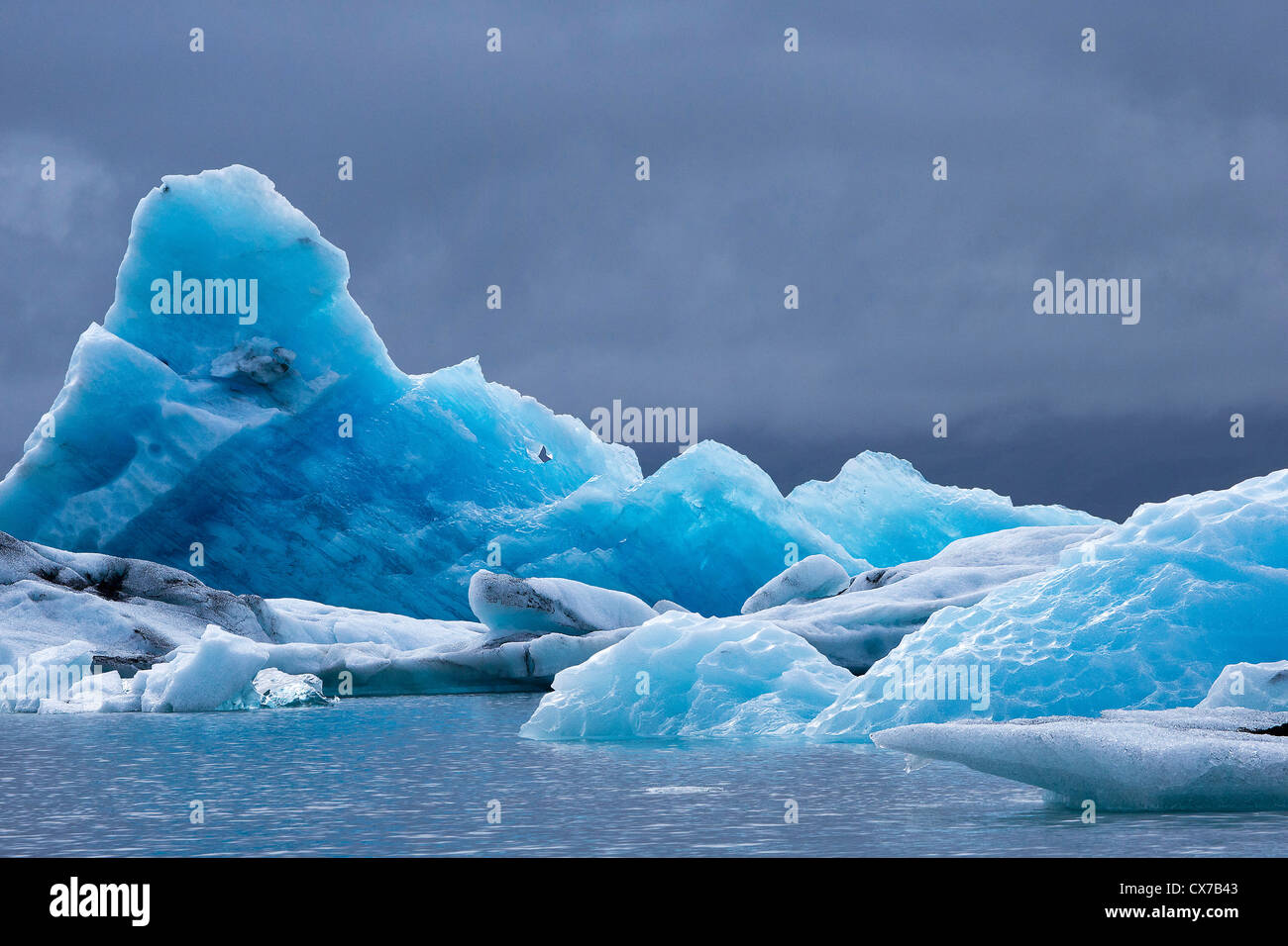 Iceburgs galleggianti in Jökulsárlón laguna glaciale, Islanda Foto Stock