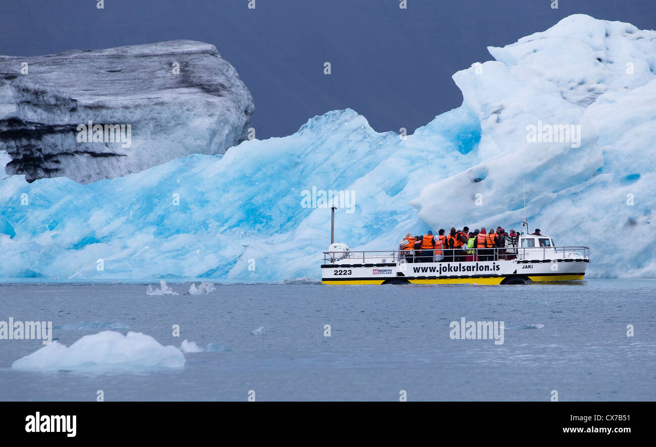 Veicolo anfibio su una gita in barca a vela iceburgs passato, nell'jokulsarlon laguna glaciale, Islanda Foto Stock