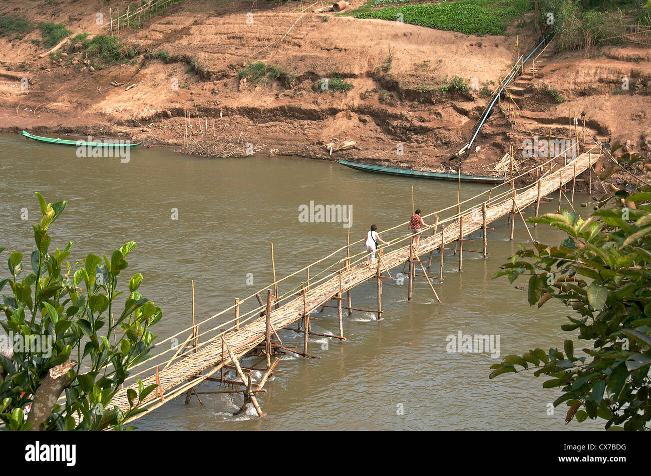 Ponte sul Nam fiume Kana Luang Prabang Laos Asia Foto Stock