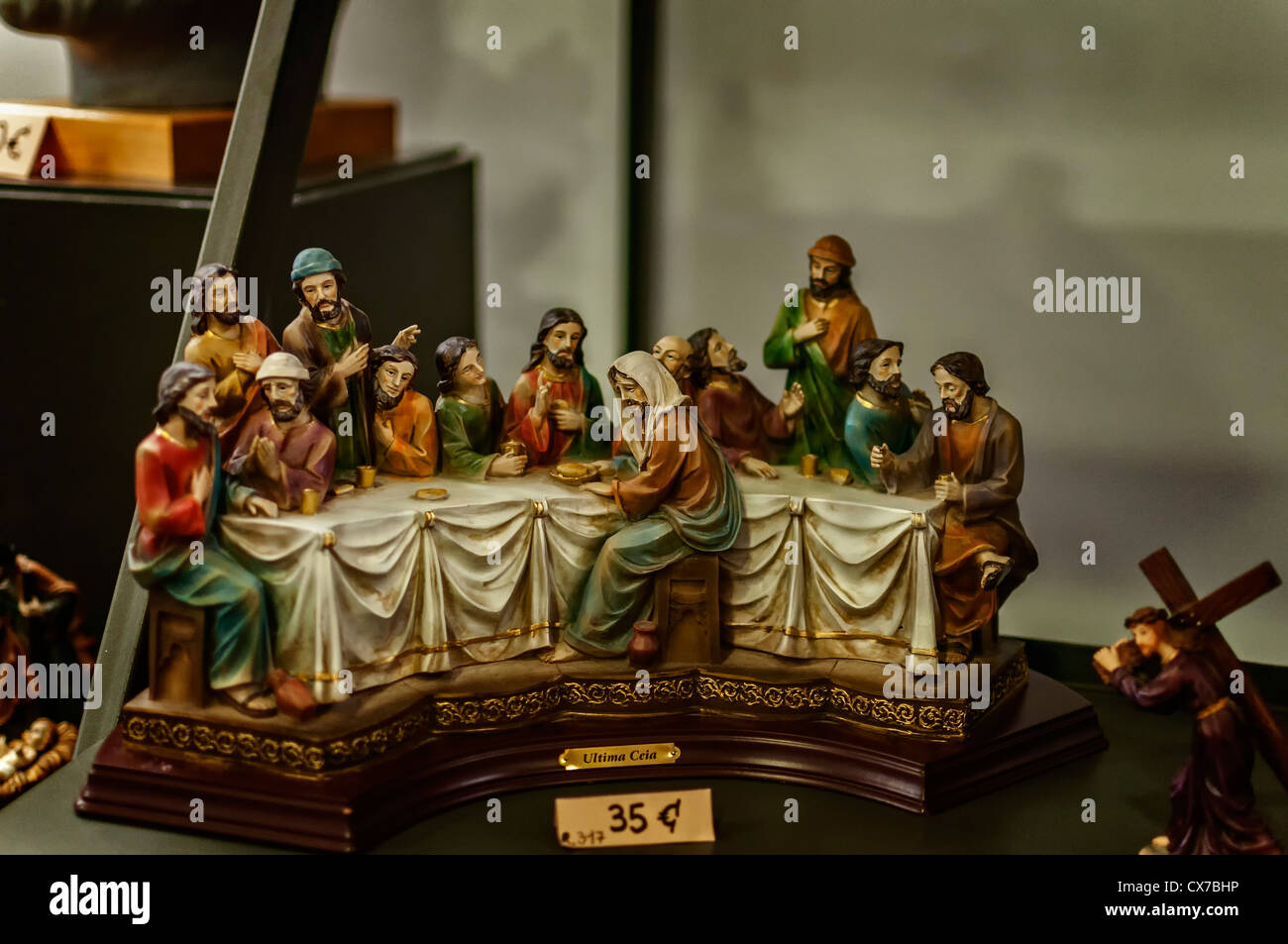 La scultura di Cristo e degli apostoli in un souvenir del sacramento, la bibbia della religione cristiana Foto Stock