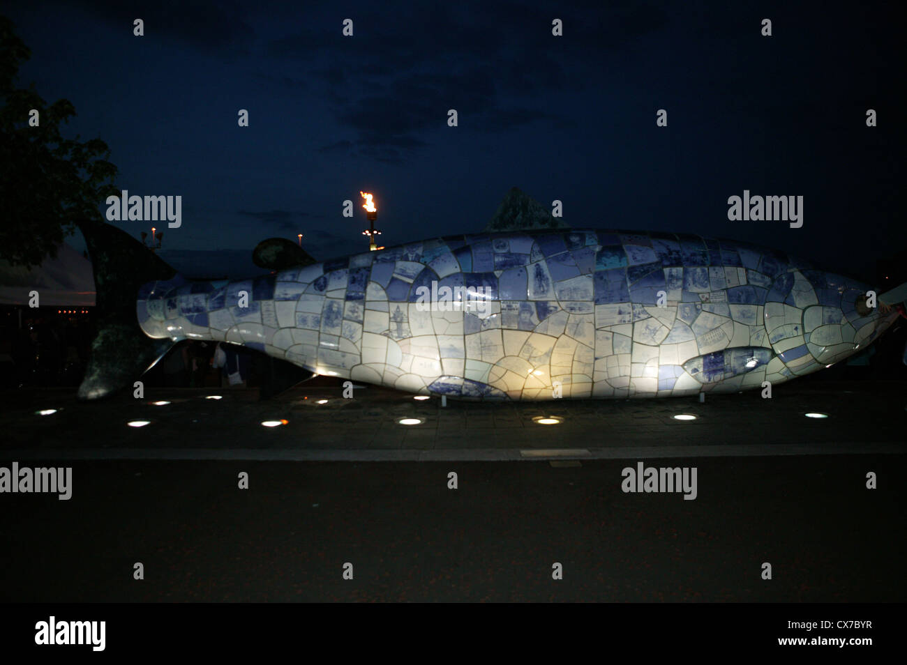 Il Big Fish è stampato un mosaico ceramico[scultura di Giovanni gentilezza è 10 metri di lunghezza. Queen's Giubileo torcia in background Foto Stock