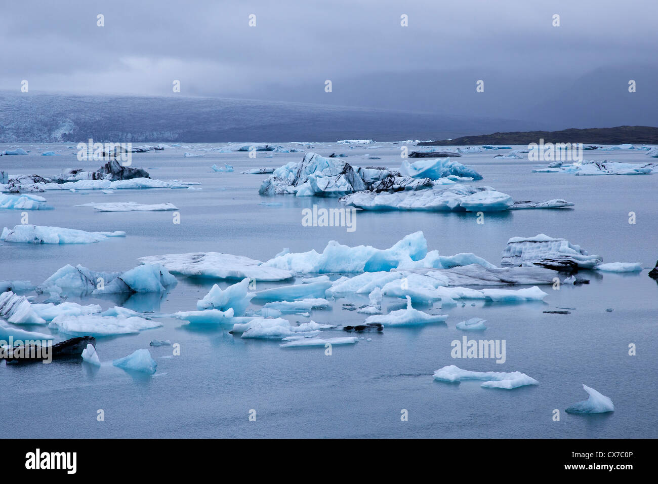 Iceburgs galleggianti in Jökulsárlón laguna glaciale, Islanda Foto Stock