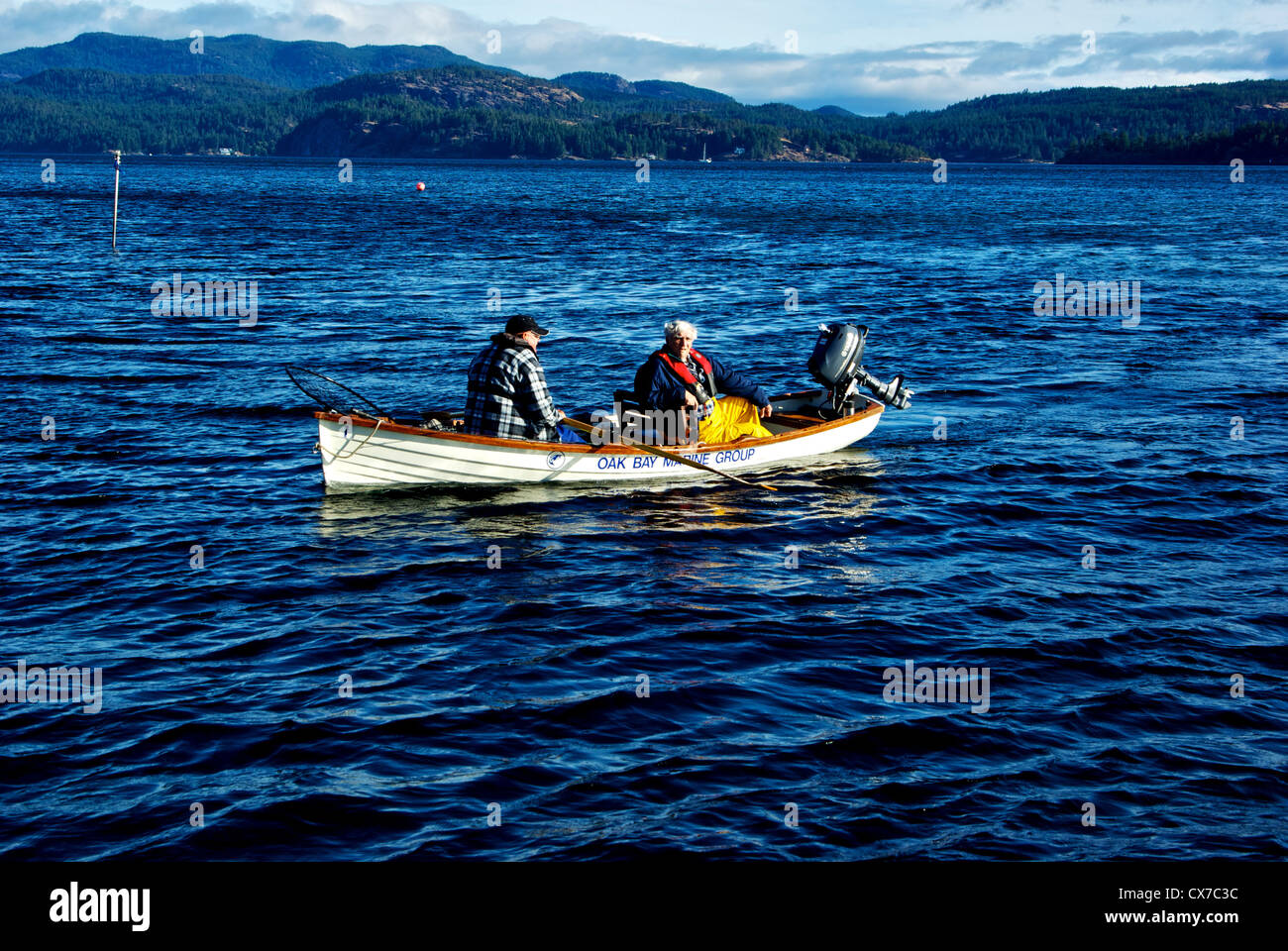 Guida con il pescatore tradizionale canotto chinook fila charter di pesca Piscina Tyee bocca Campbell River BC Canada Foto Stock
