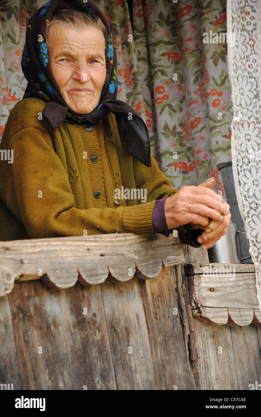 Contadina nella montagna dei Carpazi regione Maramures, Romania Foto Stock