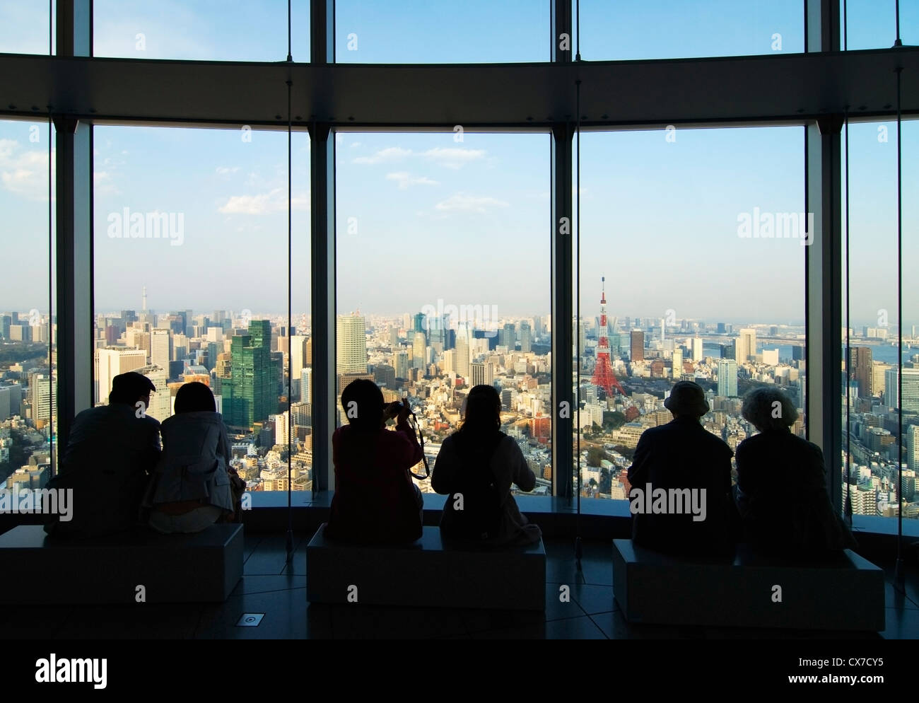 Persone in Silhouette guardando la torre di Tokyo dalla piattaforma di osservazione di Rappongi Hills; Tokyo, Giappone Foto Stock