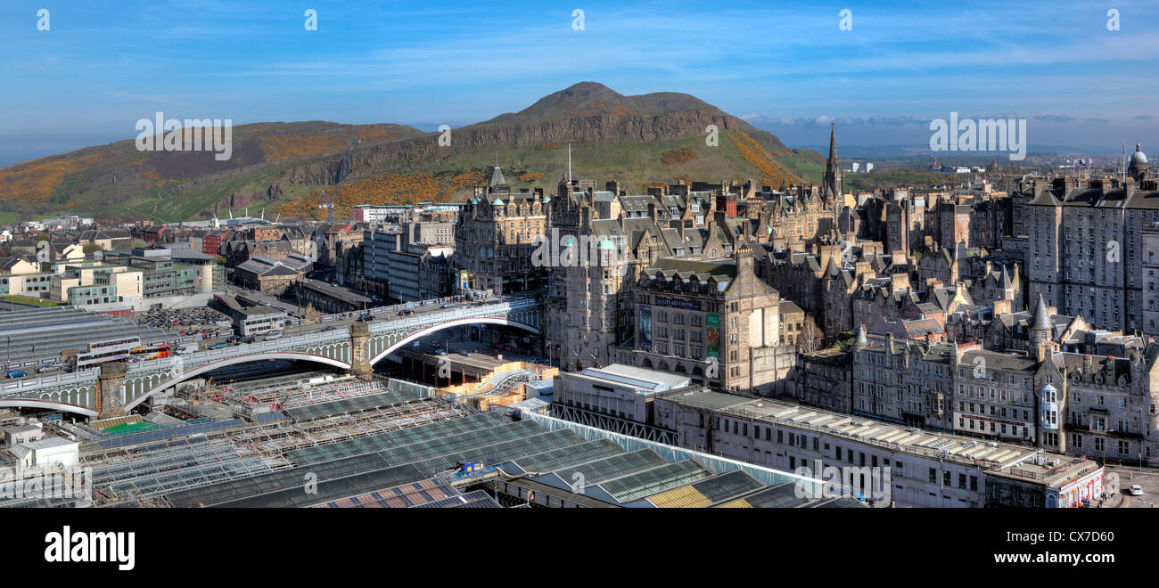 Vista della città dal monumento di Scott, Edimburgo, Scozia, Regno Unito Foto Stock