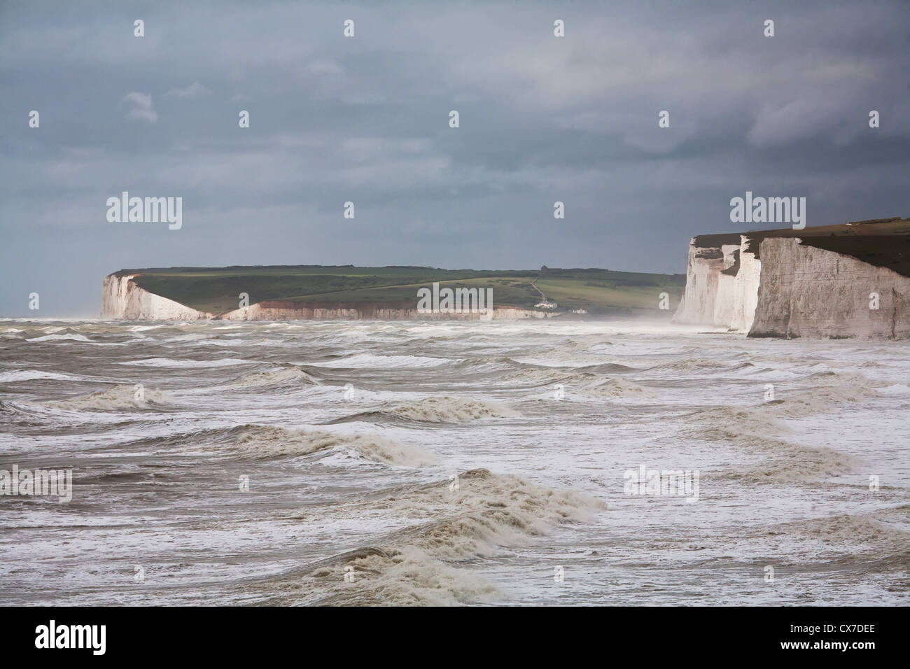 Sette sorelle Chalk scogliere con grandi onde; Sussex, Inghilterra Foto Stock