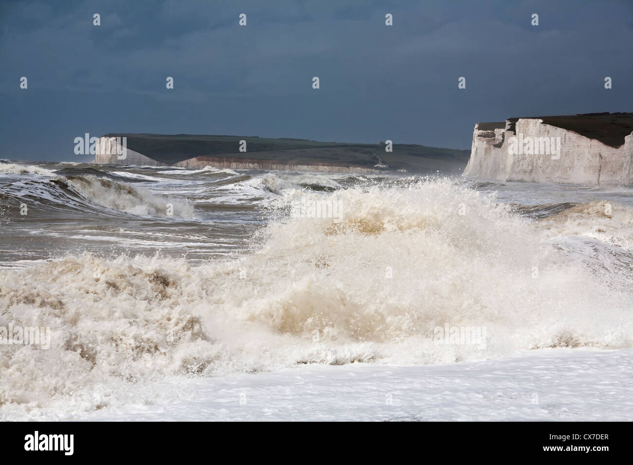 Sette sorelle Chalk scogliere con grandi onde; Sussex, Inghilterra Foto Stock