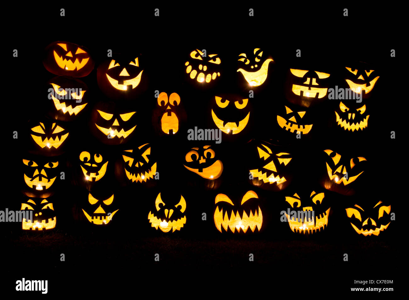 Zucche di Halloween. Jack o lantern facce di notte Foto Stock