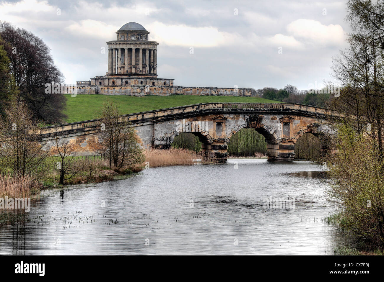 Mausoleo e bridge, Castle Howard, North Yorkshire, Inghilterra, Regno Unito Foto Stock